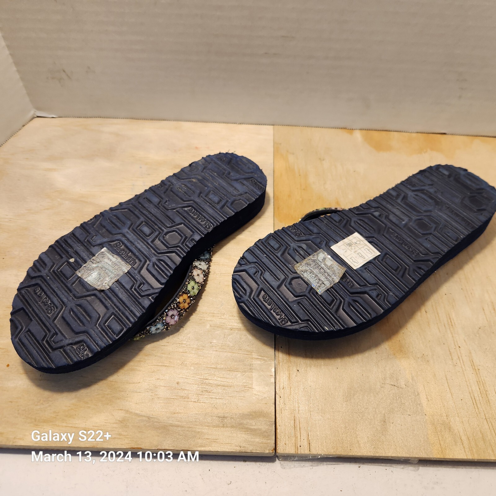 Cali from Skechers Yoga Foam Womens Gray Flip Flops Sz U.S. 4 EU 35 U.K. 2