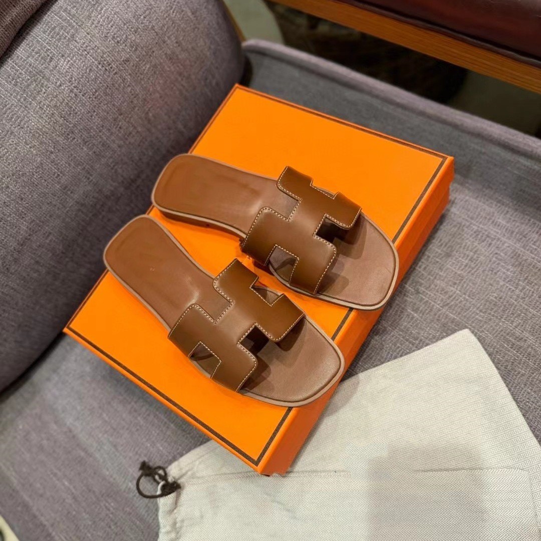 Flat bottomed beach sandals are fashionable casual lightweight and can be worn a