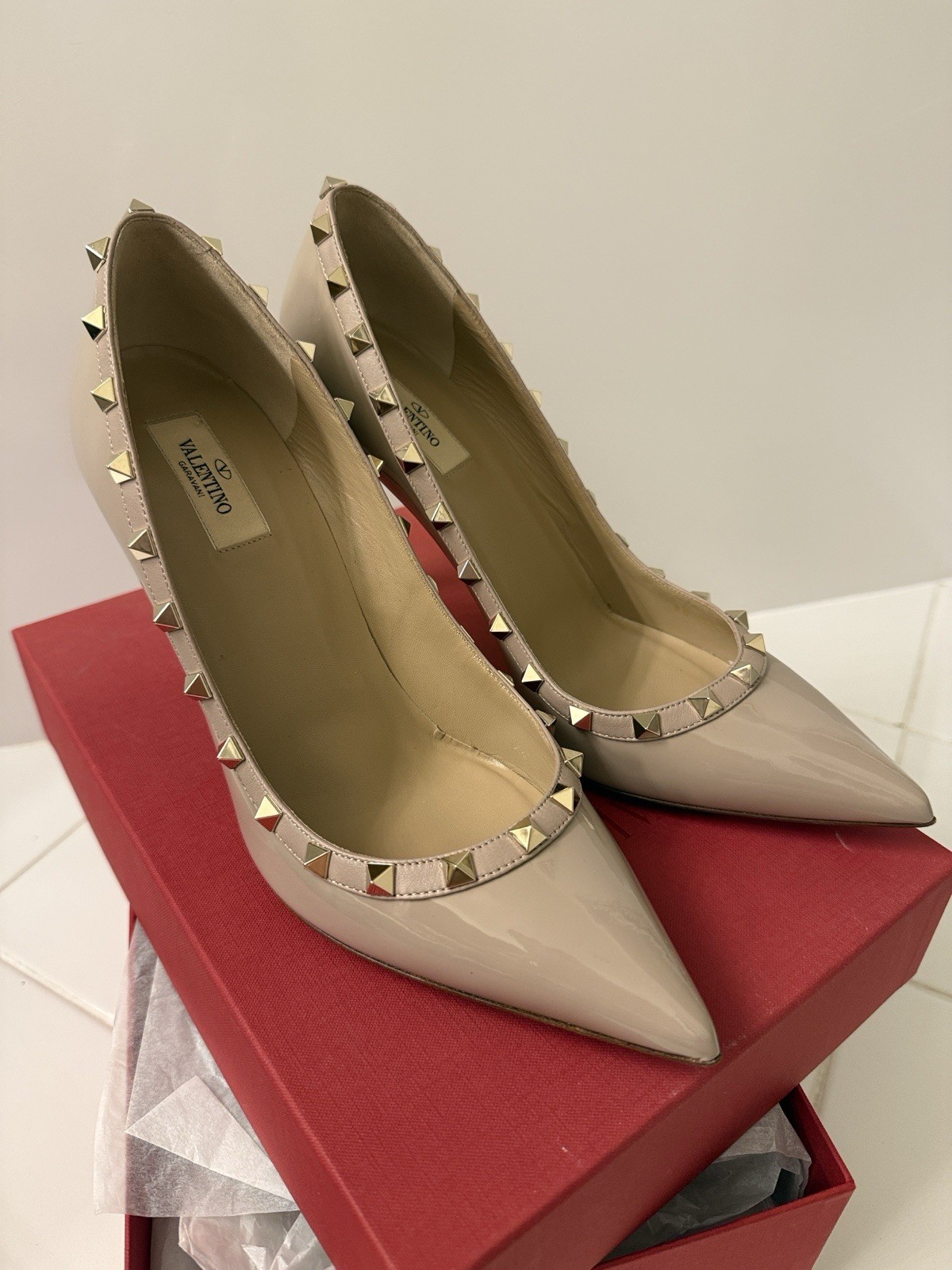 Valentino Garavani Women’s Rockstud Pumps 41.5 Patent Leather Beige