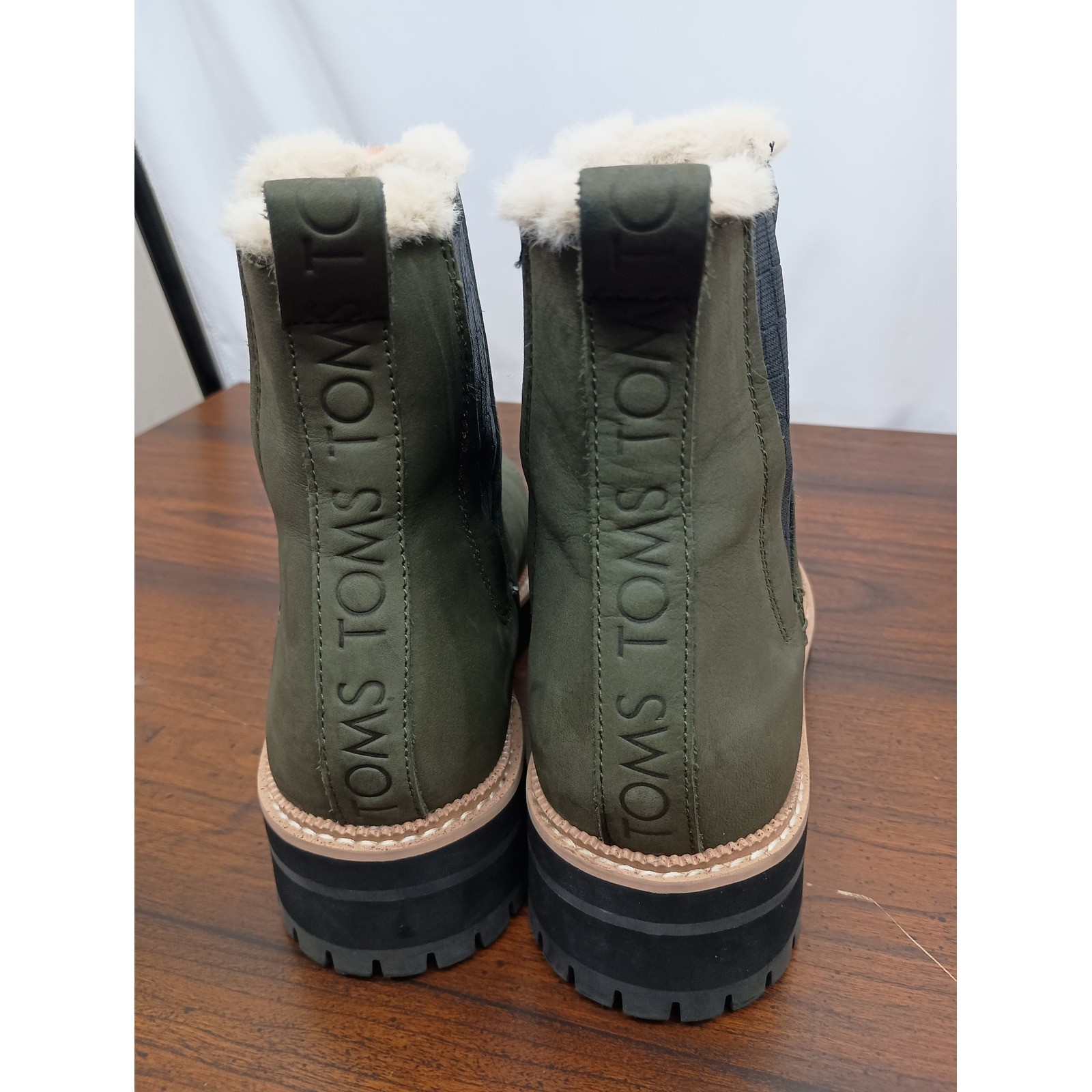 Toms 8.5 green Dakota Faux Fur Lined Chelsea leather outdoors winter fall Boot