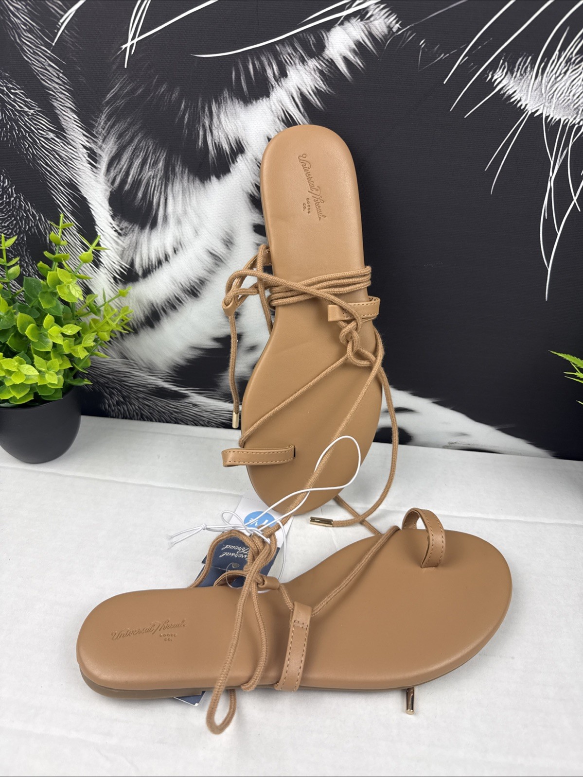 Universal Thread Women’s Strappy Lace-Up Toe-Loop Flat Sandals NWT Tan Sz 7.5