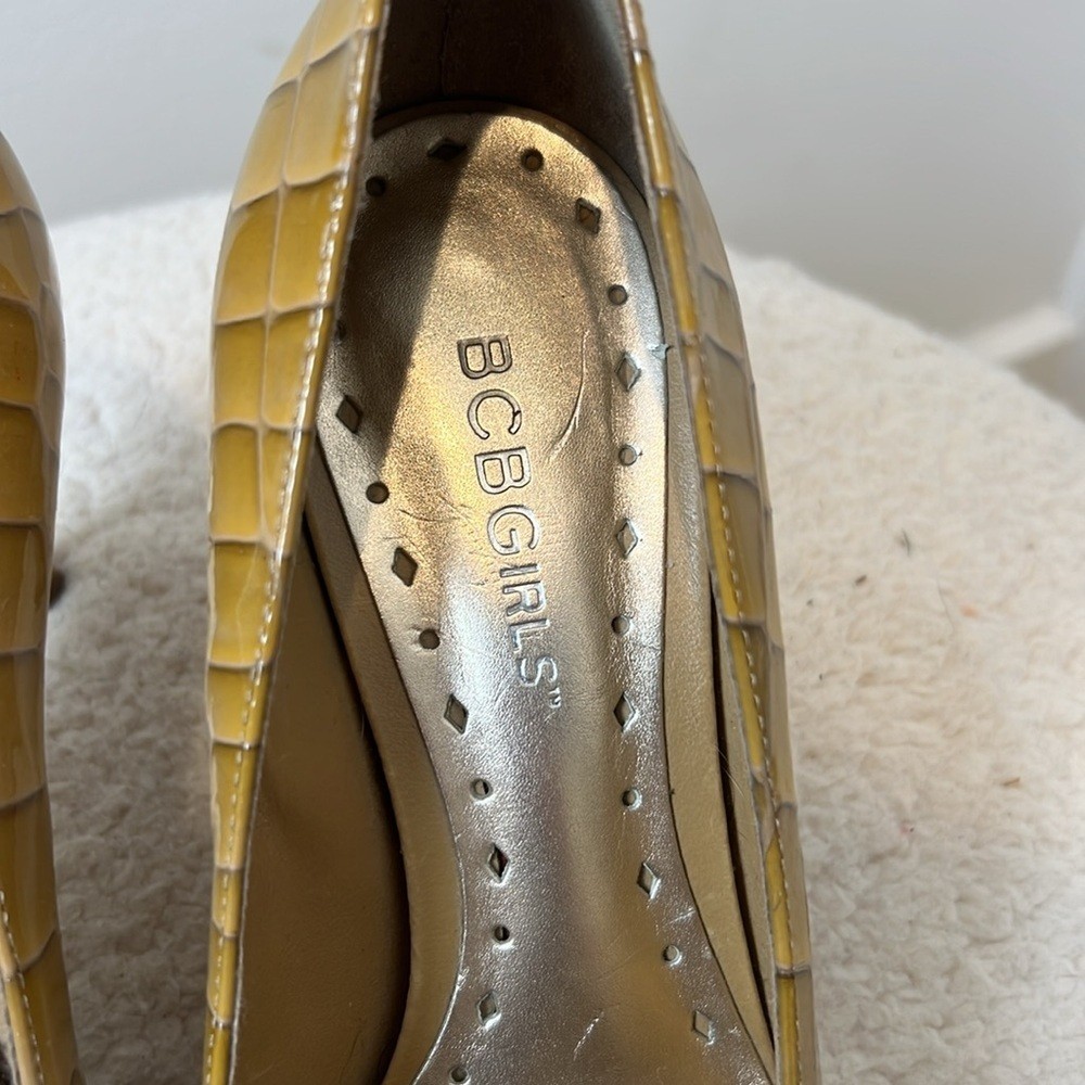 BCBG gold/yellow reptile textured Heels Elegant Design size 6.