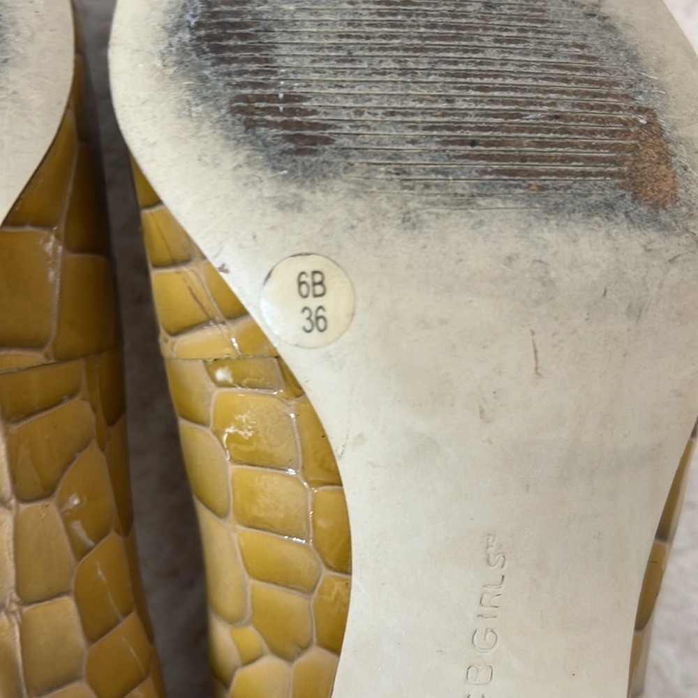 BCBG gold/yellow reptile textured Heels Elegant Design size 6.