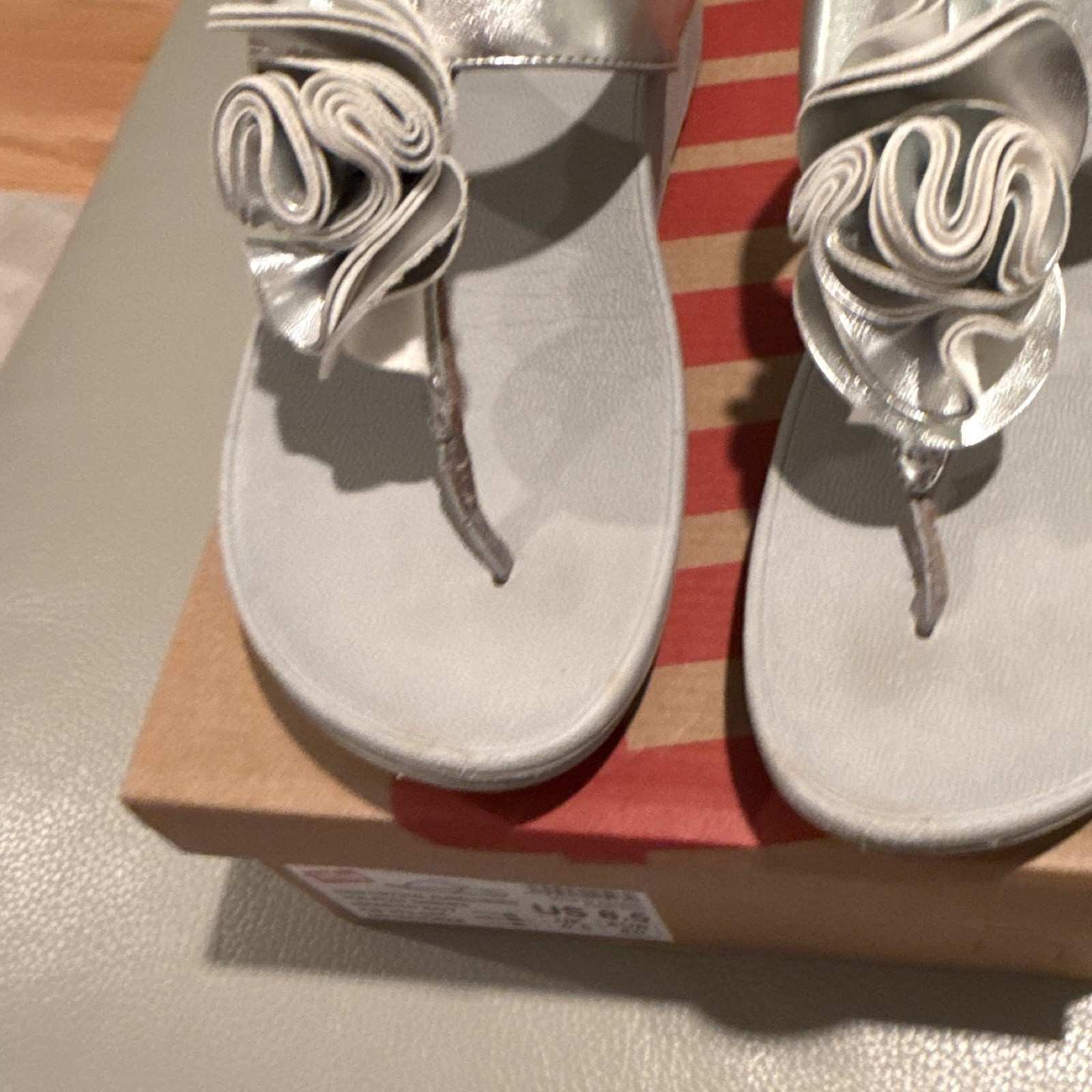 FitFlop Womens Leather Thong Sandals Silver Bow Slip On US 8.5 EU 39