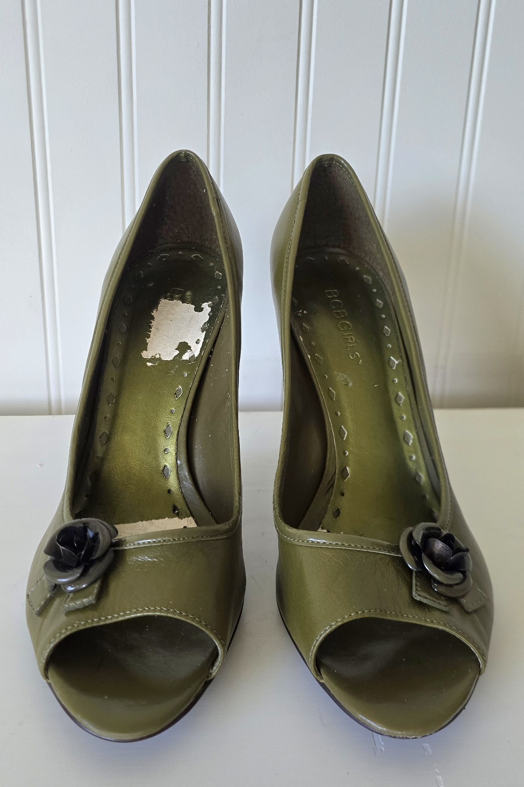 BCBG Girls Olive Green Peep-Toe W Wooden Heel Pump & Flower Applique Womens S 8