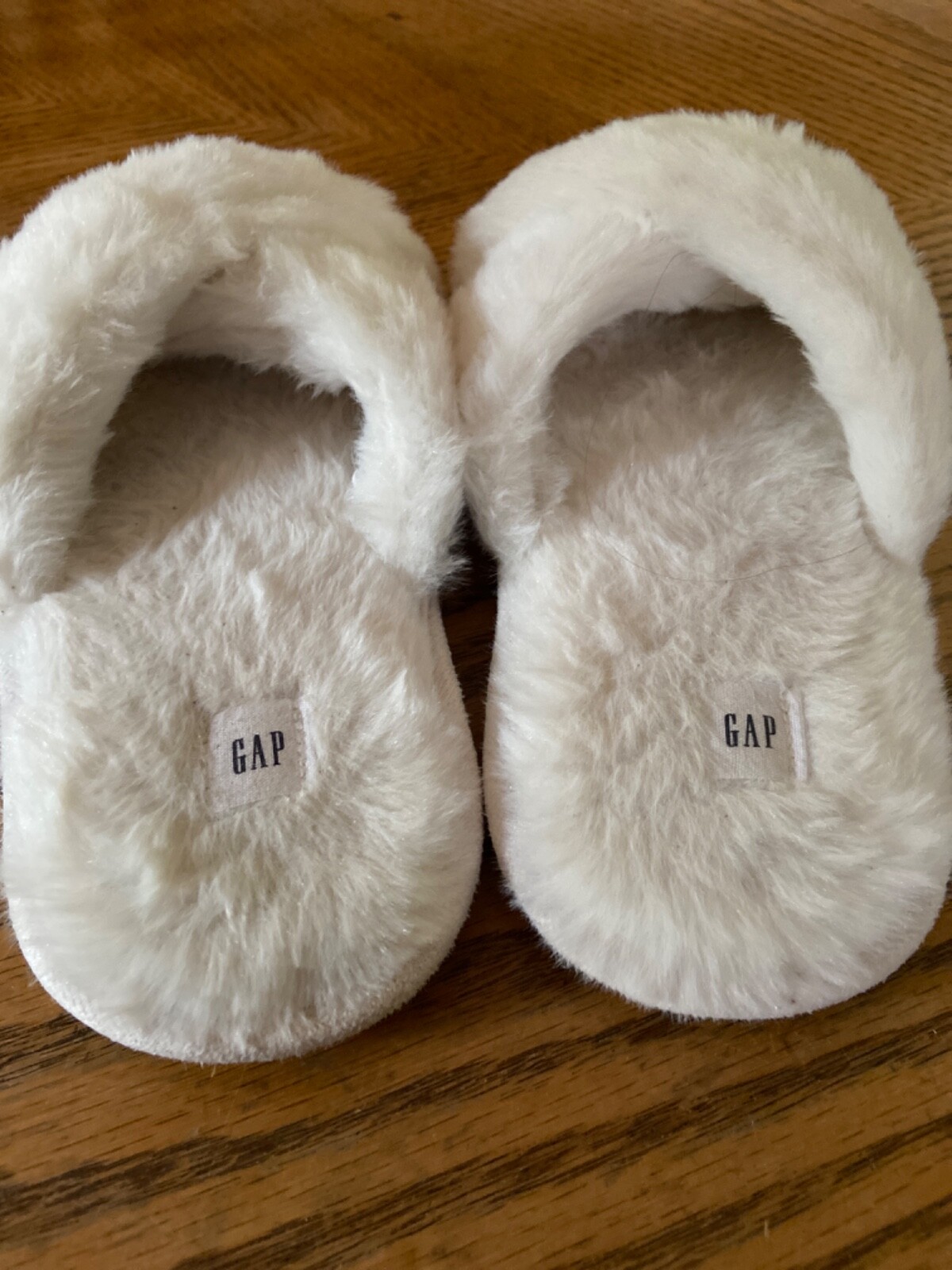 Women’s GAP Slippers SOFT Faux Fur Criss Cross Slippers Size Small (5-6) (white)