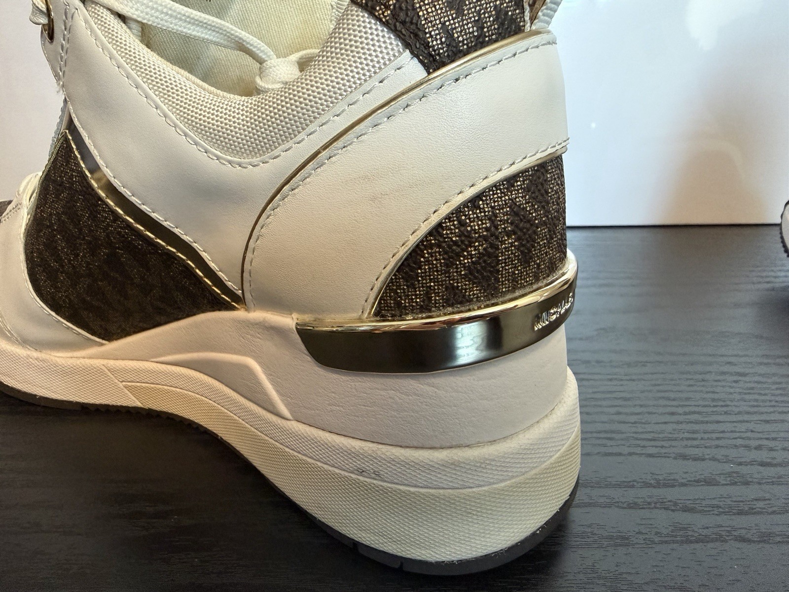 ⭐️Michael Kors HJ21J White Brown Gold Logo Women’s Low Top Sneaker W6.5⭐️