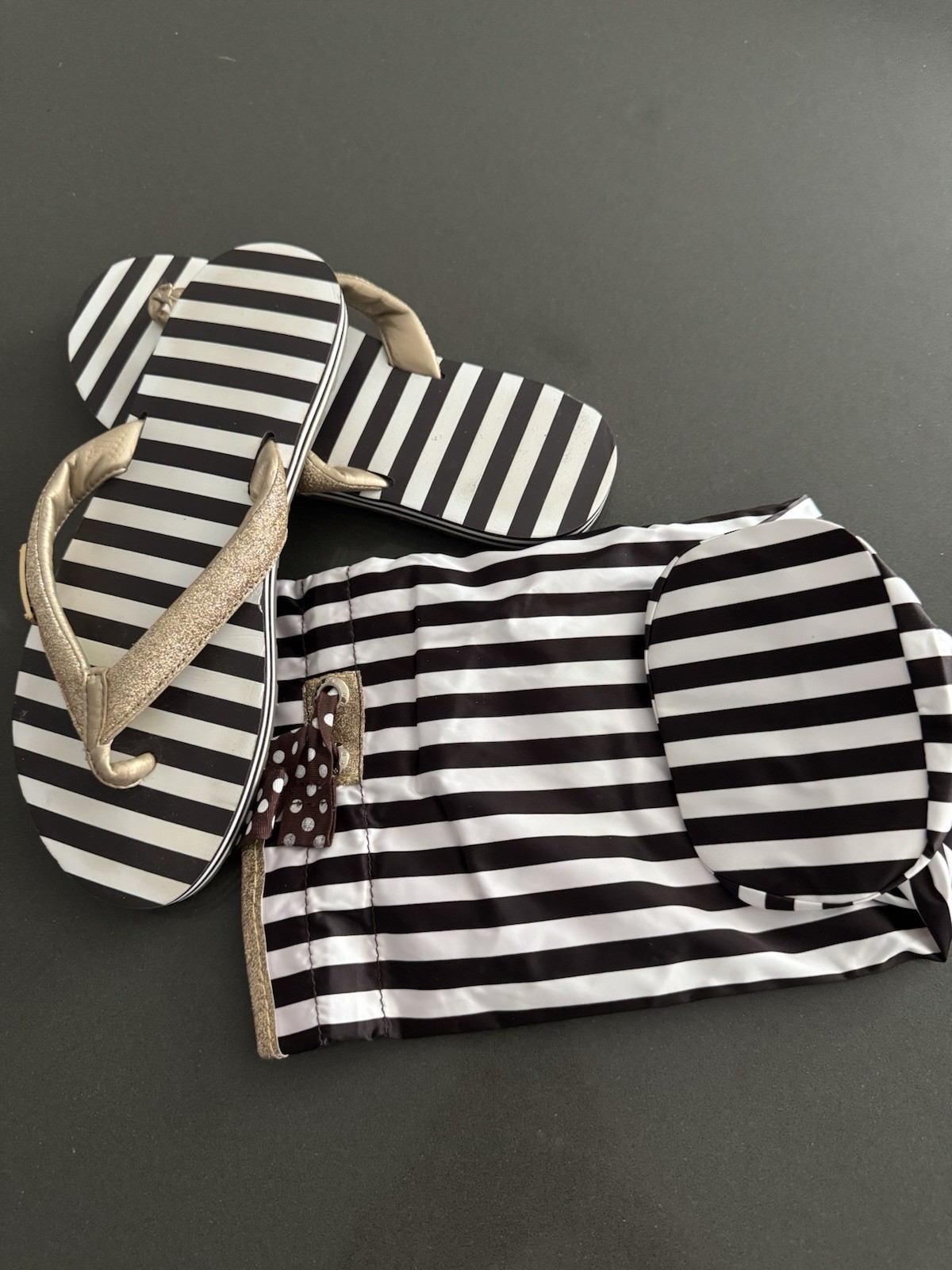 NEW Vtg Henri Bendel Signature GOLD Brown White Striped Flip Flops SZ 9/10 w/Bag