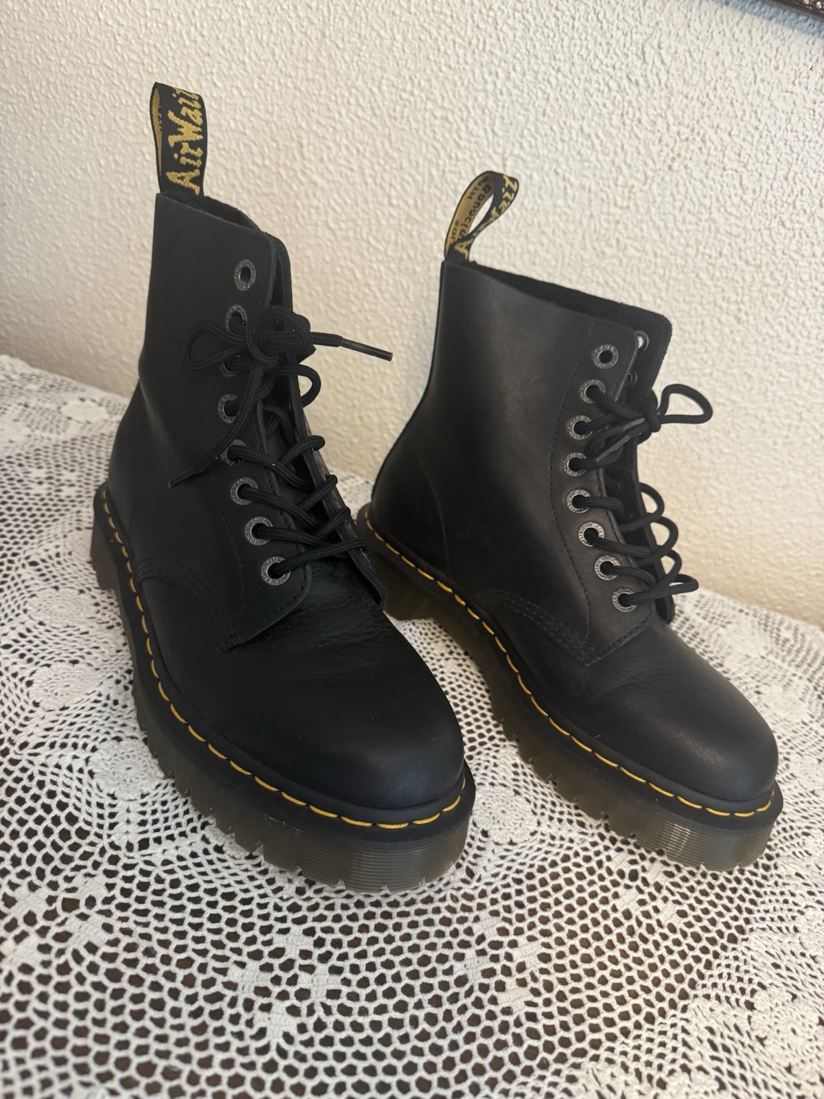 Dr. Marten Airwair Slip Resistant Service Boots Size 9 Standard Fit