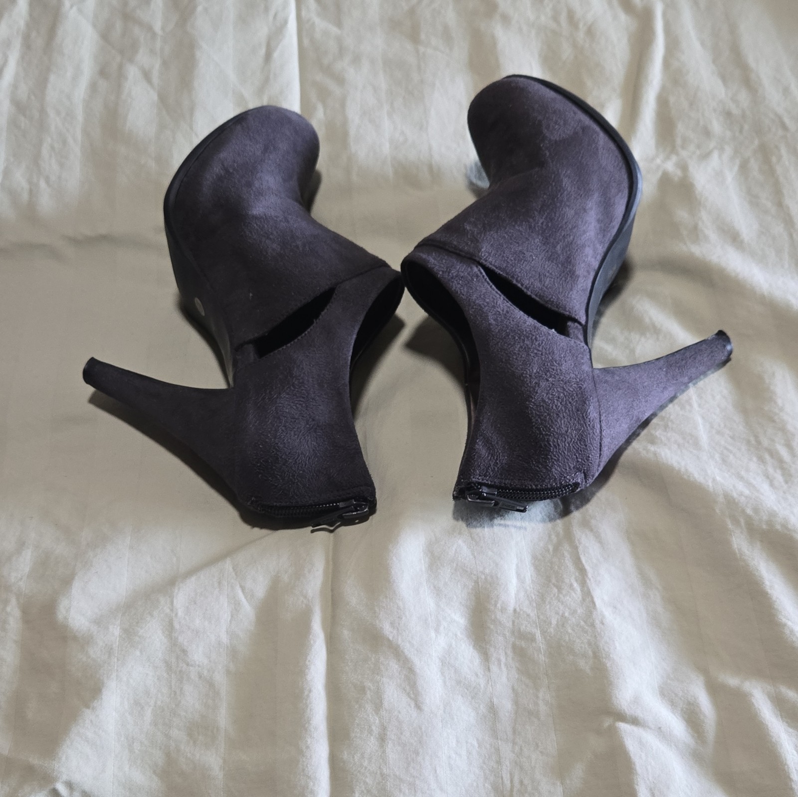 Worthington Women’s Gray Faux Suede Round Toe Bootie Stiletto Zip Size 6.5