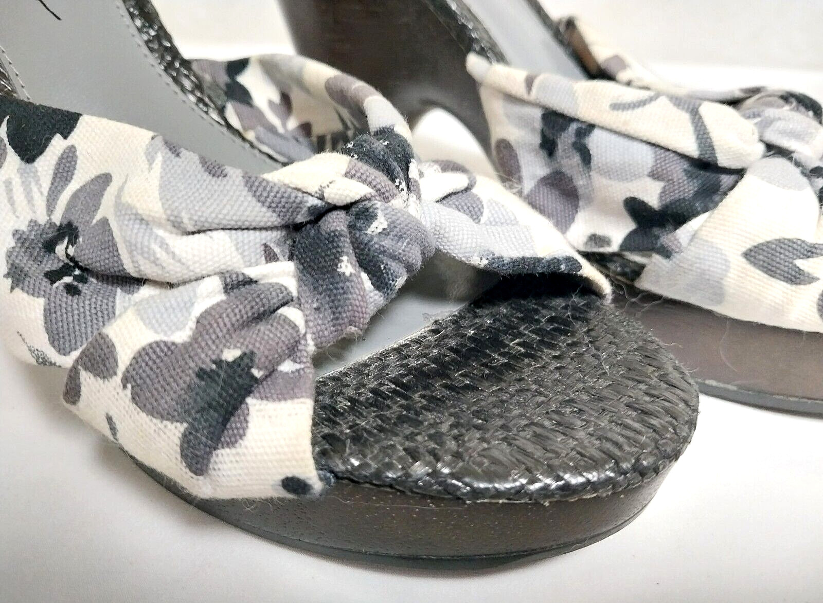 N. BY NICOLE MILLER PLATFORM HEEL BLACK GRAY WHITE FLORAL 4.25″ HEEL SIZE 7.5M