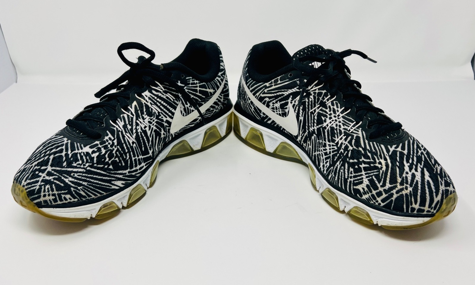 NIKE TAILWIND 8 WOMENS SIZE 8.5 INDOOR USE ONLY NO INSOLE BLACK & WHITE GRAPHICS