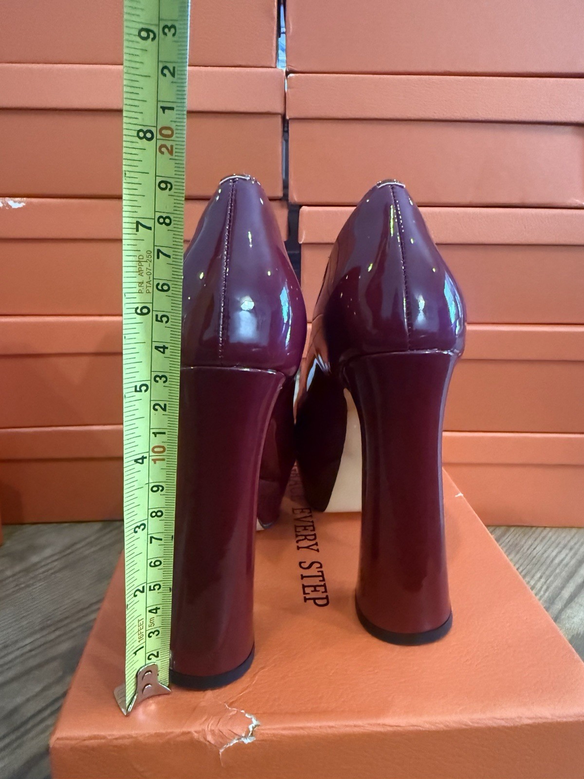 Women’s Size 7 Maroon Patent Leather 5″ Platform Heel – A2000