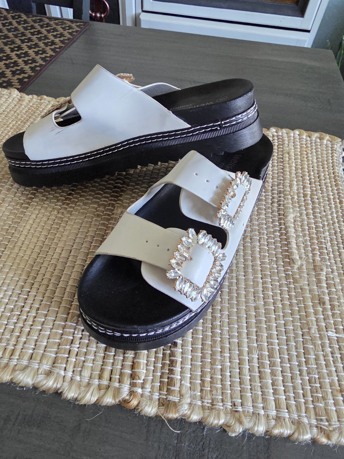 Wells Fountn Comfort Rhinestone Buckle White Platform Sandals Women’s Sz 8