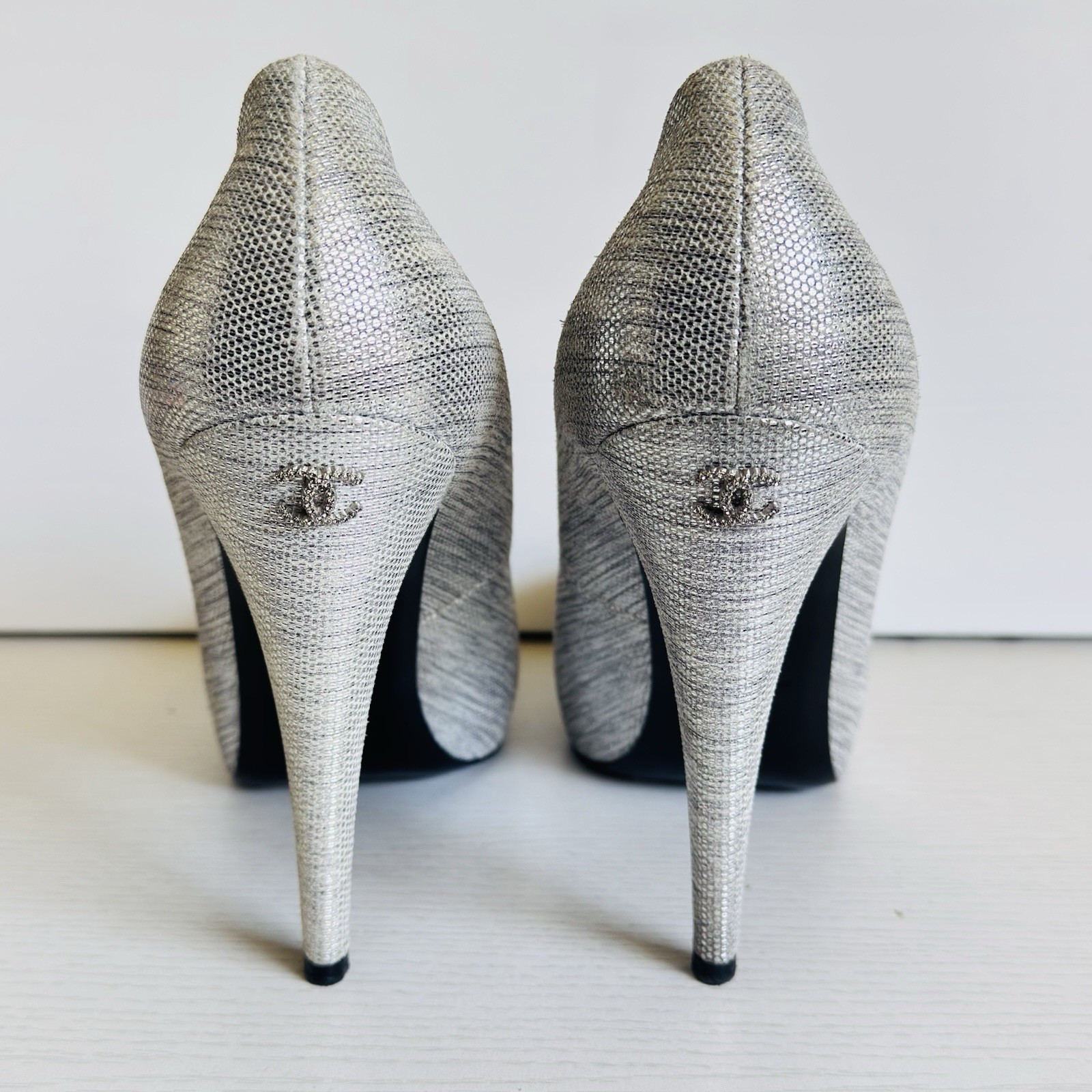 CHANEL Pumps Metallic Silver Cap toe Textured EU 39.5 Crystal Logo Stiletto Heel