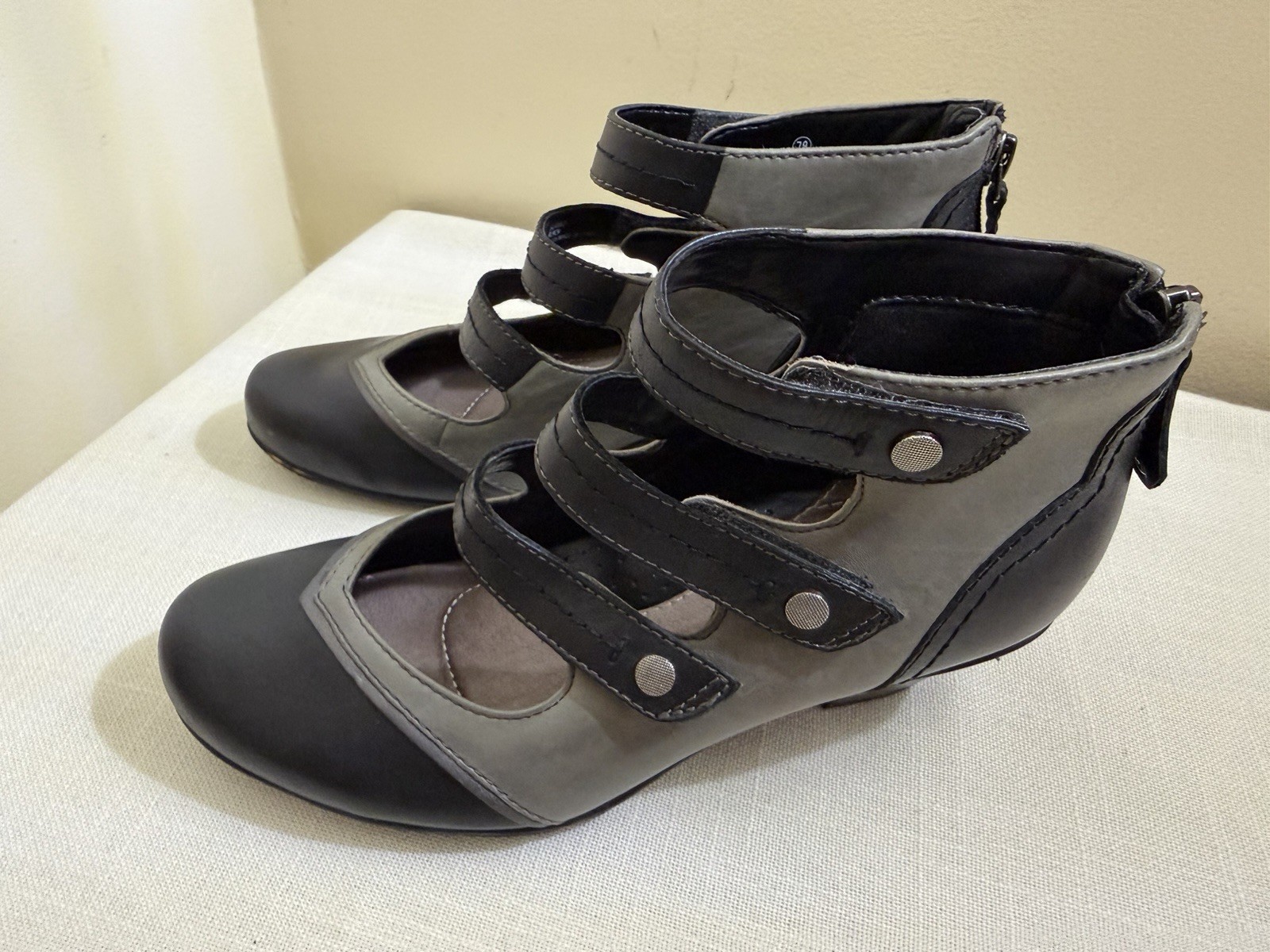Earth Serano Retro Artsy Strap Mary Jane Pumps Black Gray Leather Witchy Goth 7