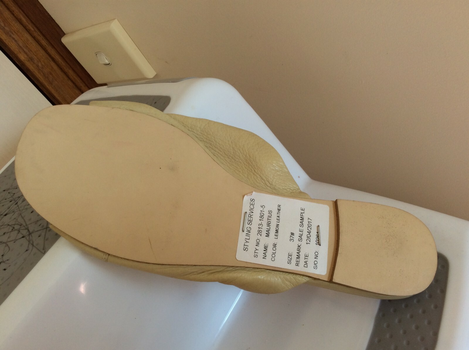 TOP END Women’s Flat Leather Sample Slip On Sandal Size AU 6 / EU 37