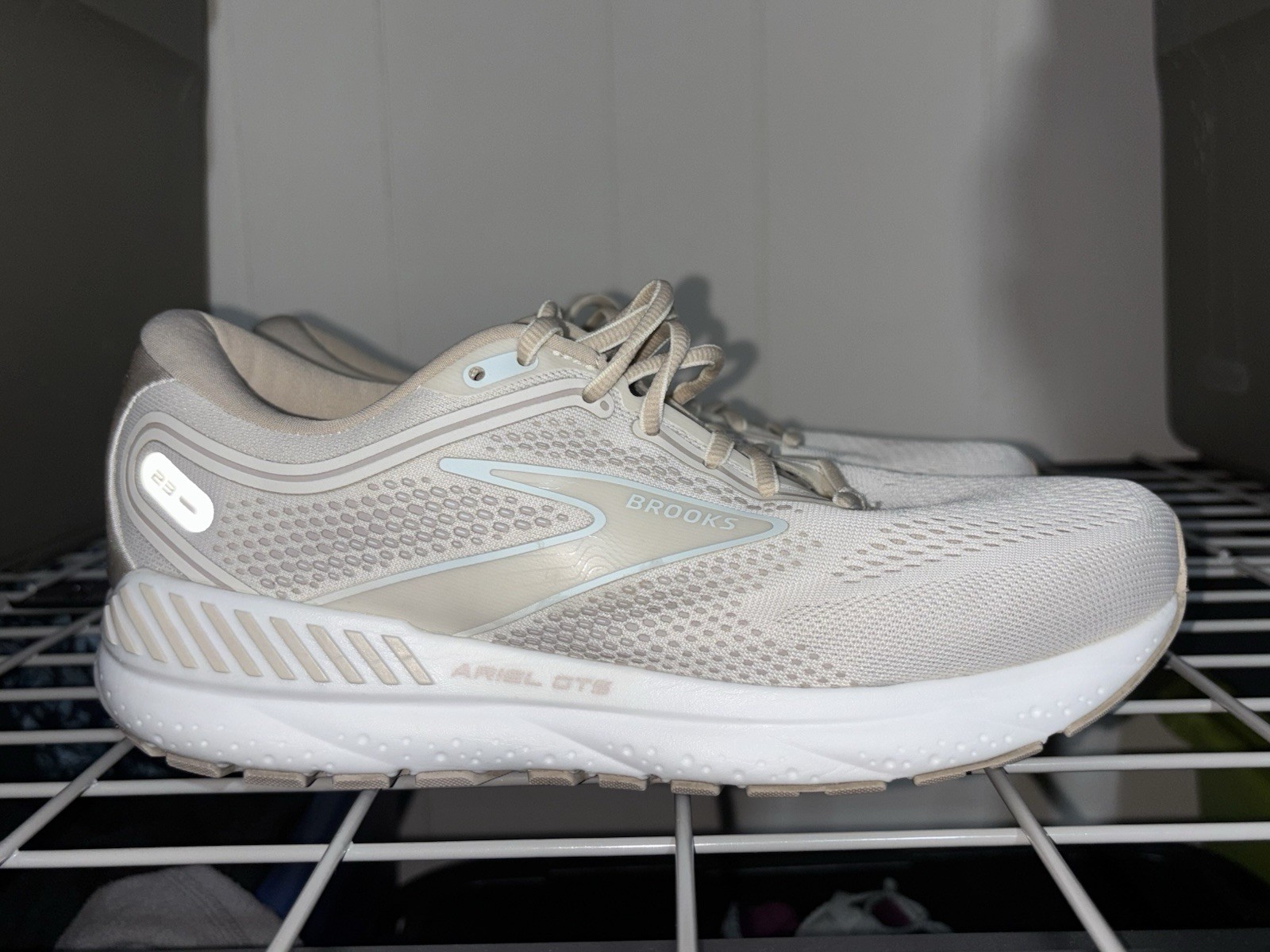 Brooks Ariel GTS 23 Womens Size 10 Beige White Athletic Running Shoes Sneakers