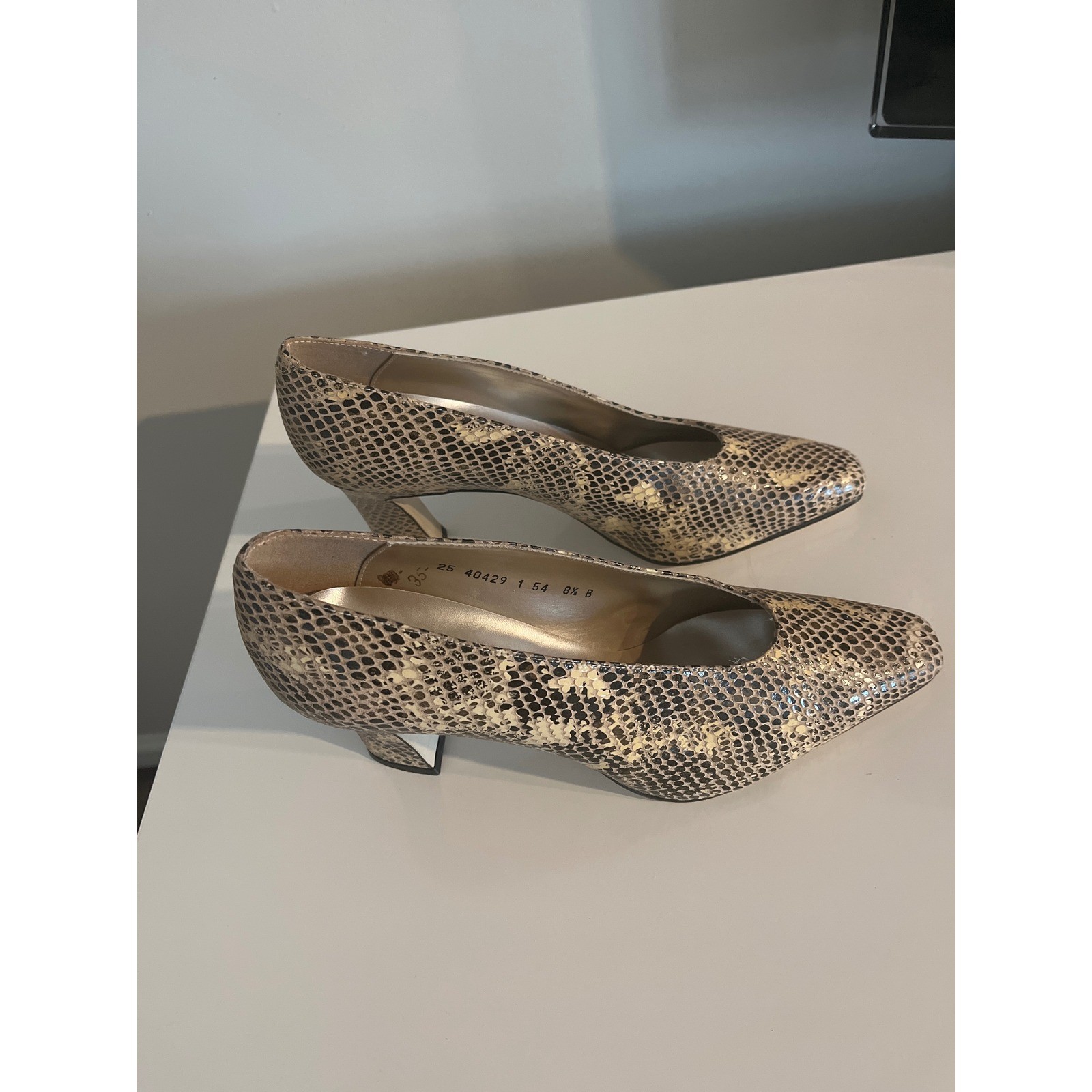 Made in Spain Snakeskin Embossed Leather Pointed Toe Pumps Tan Gold 8.5B