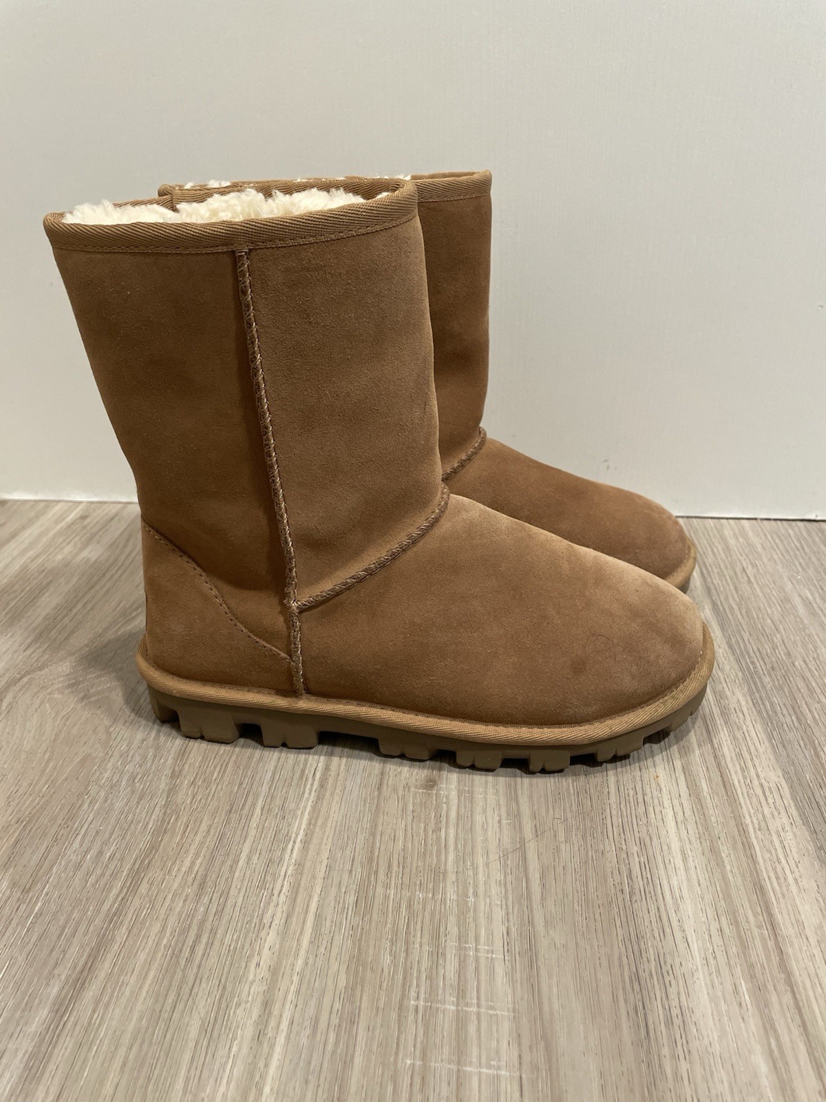 UGG Classic Short Essential Chestnut Suede Fur Boots Womens Size 5
