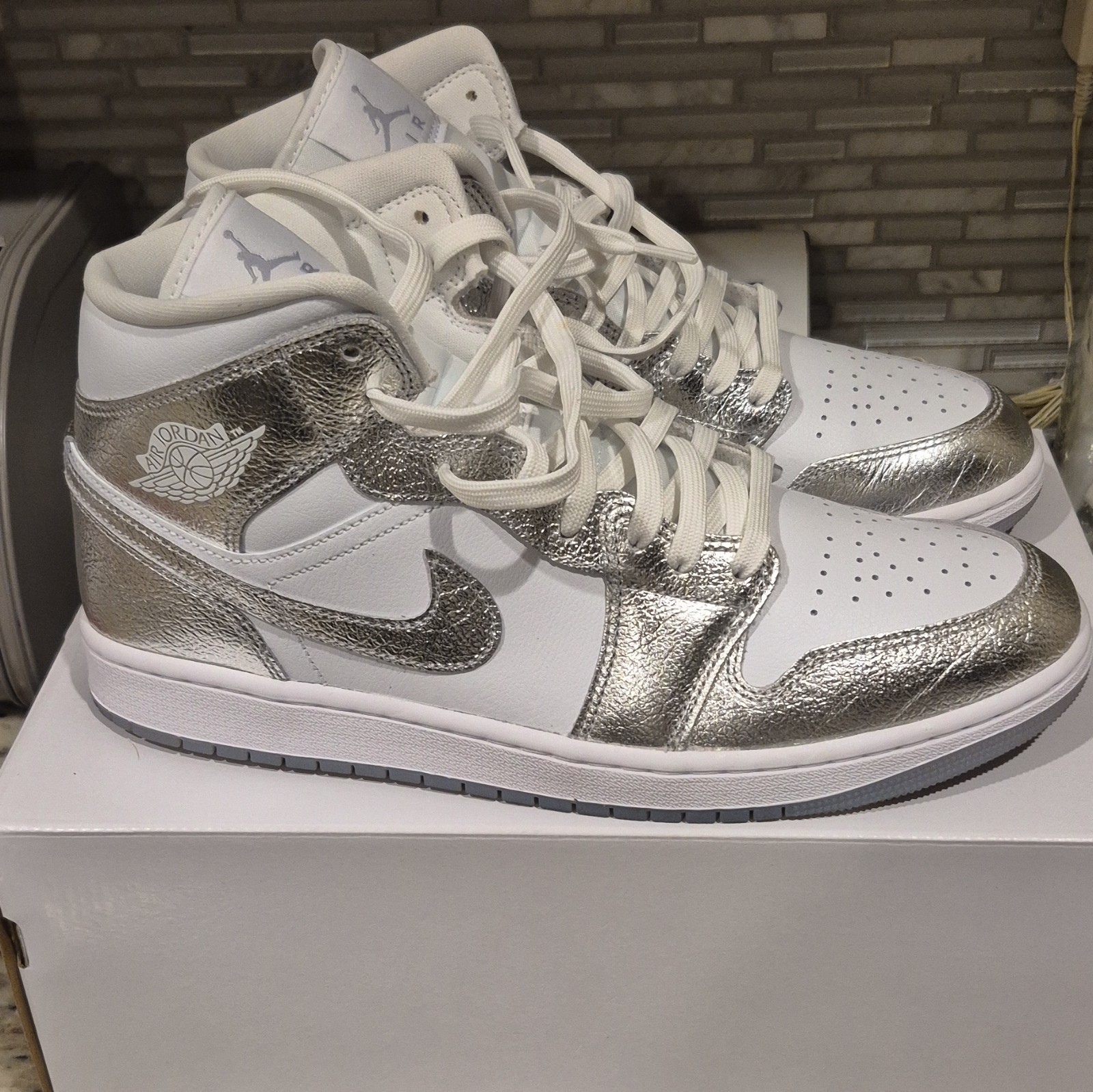 Jordan WMNS Air Jordan 1 Mid SE Metallic Silver White Leather FN5031-100