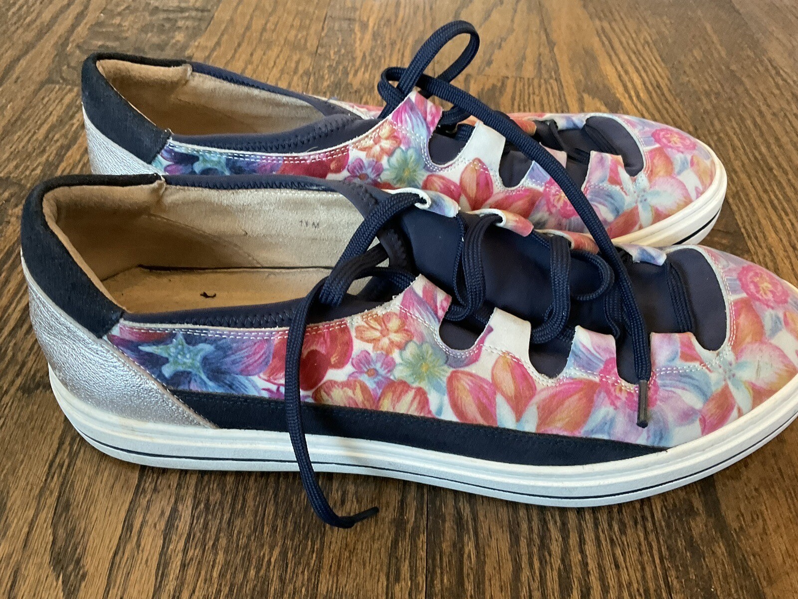 Vaneli Sport Floral Lace Up Lether/Fabric Sneakers Women’s Us Size 11 M