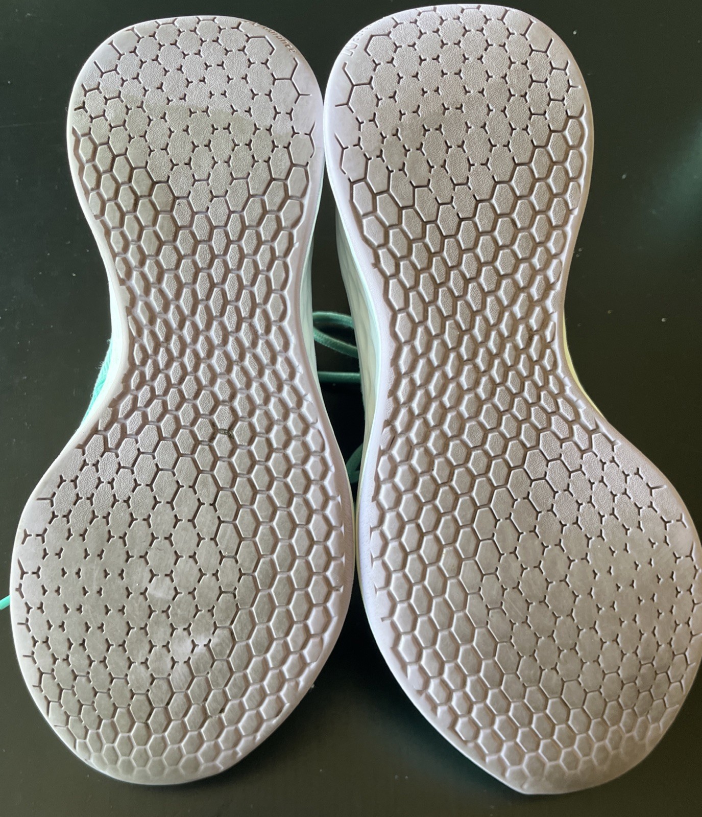 Women’s New Balance WROAV Size 9 US Sneakers/ Shoes Aqua