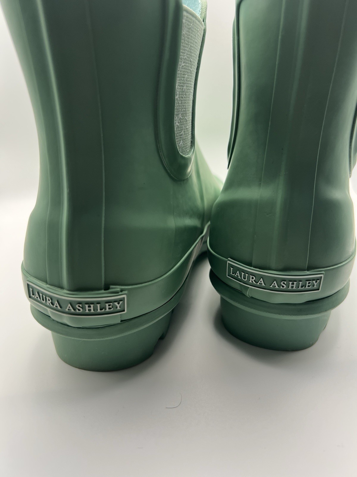 Laura Ashley Green Waterproof Ankle Pull-On Rain Boots Logo Round Toe. Size 8