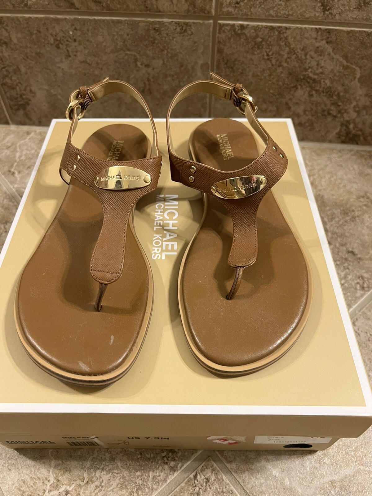 NEw Michael kors MK Plate Thong Sandals Flats Luggage size 6.5