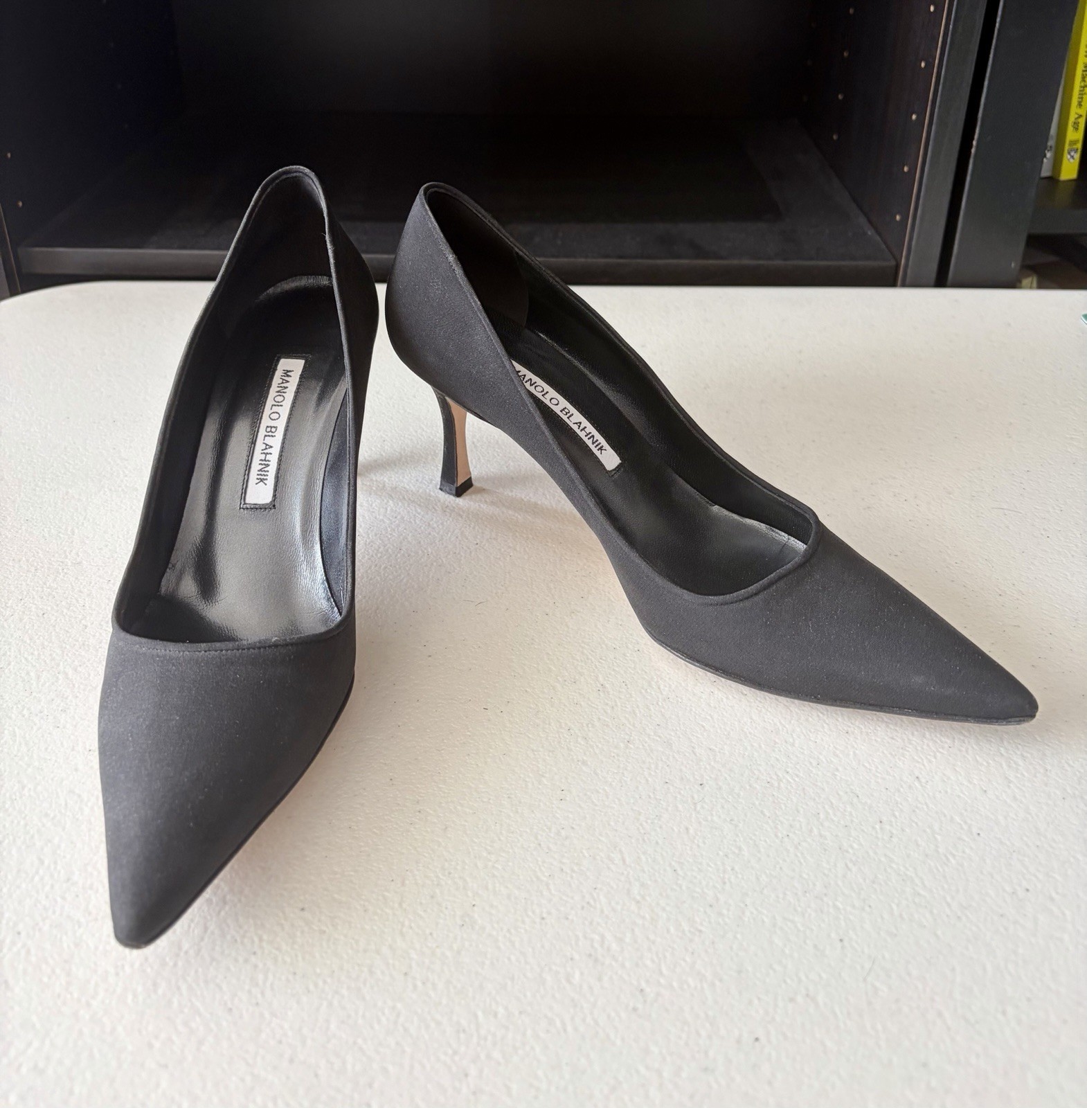Manolo Blahnik Women’s Black Crepe Pointed Toe Heels Shoes Pumps Size 8.5 39.5