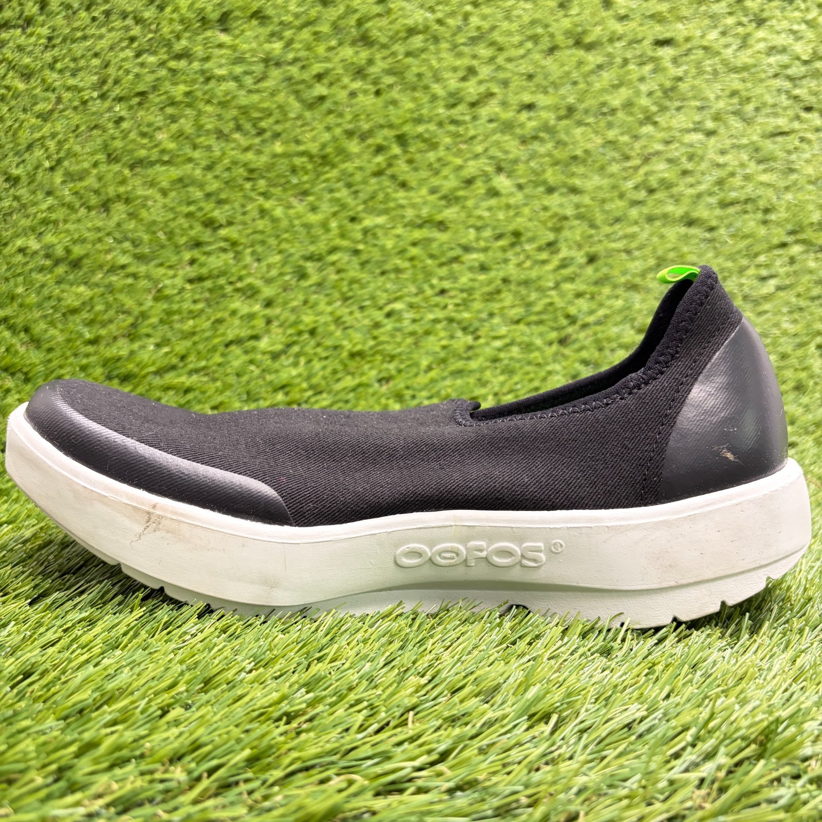 OOFOS OOmg eeZee Low Womens Size 9 Black Casual Walking Slip On Recovery Shoes