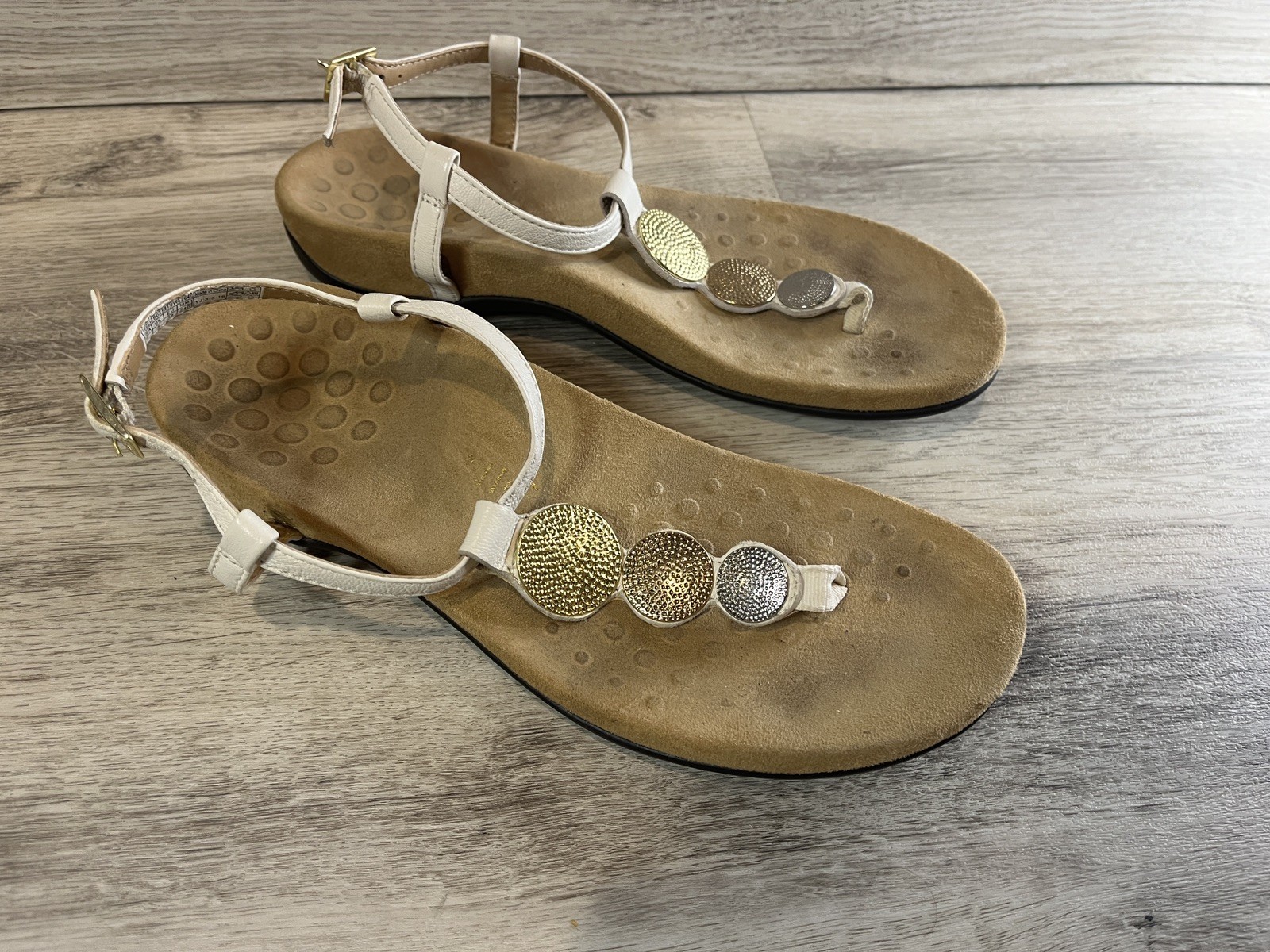 Vionic Lizbeth T-strap Orthotic Sandal Women’s Sz 7 Gold Cork Medallion Coins
