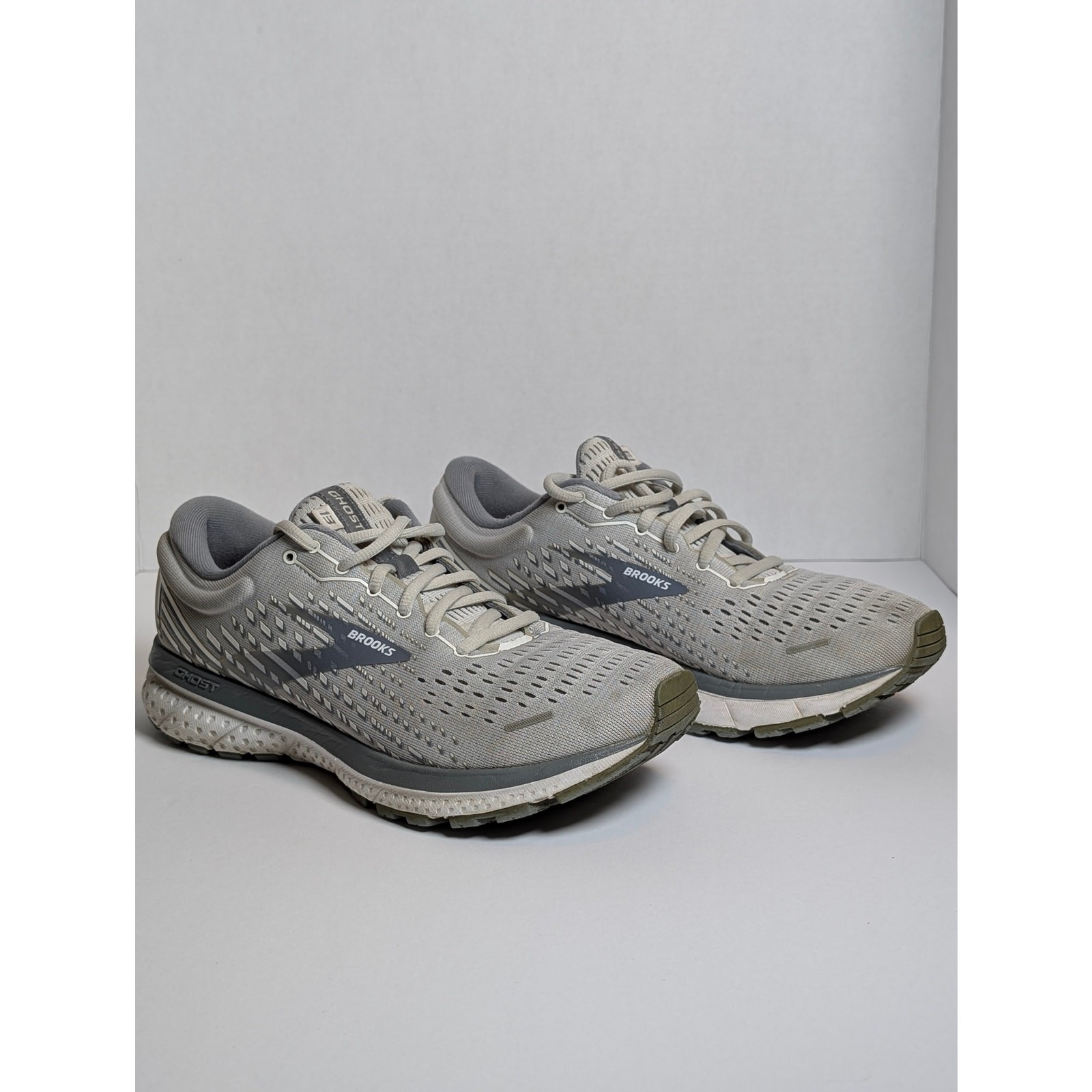 Brooks Ghost 13 Grey White Running Shoes Womens Size 8.5 Medium B 1203381B051