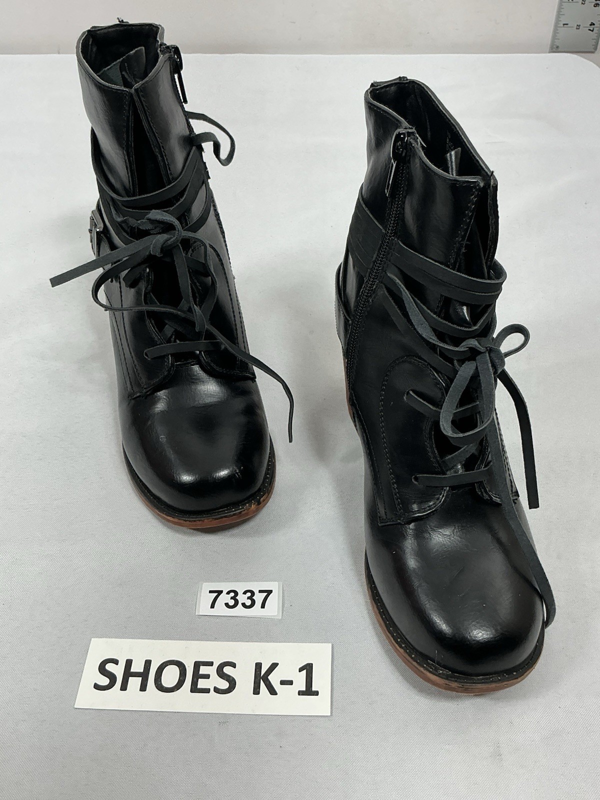 Womans Excellent Condition Celebrity Pink Duke Ankle Boots 7 W Black Block Heel