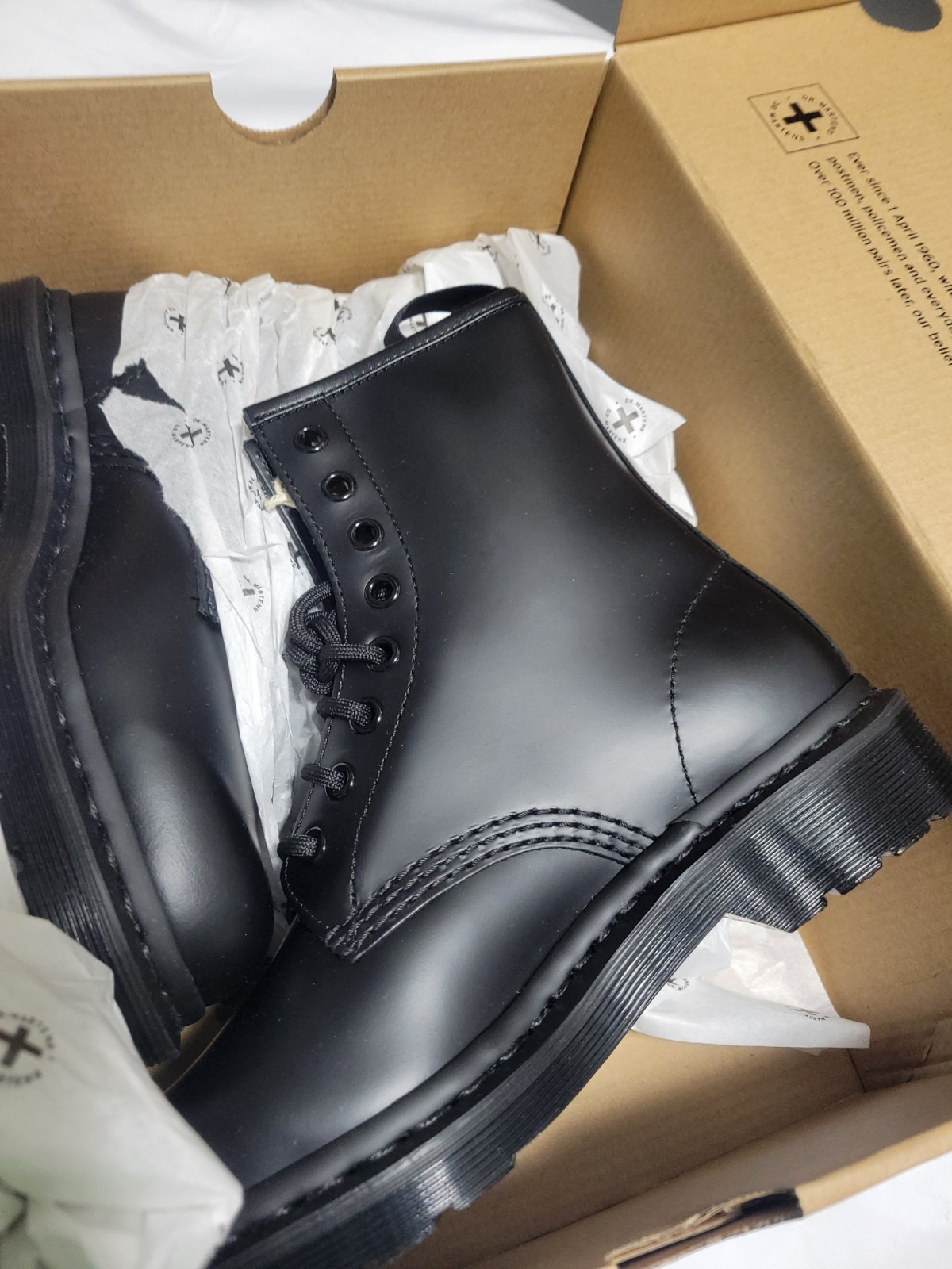 NIB Doc Dr. Martens 1460 Mono Original 8 Eye Leather Boots Black Smooth M5/W6