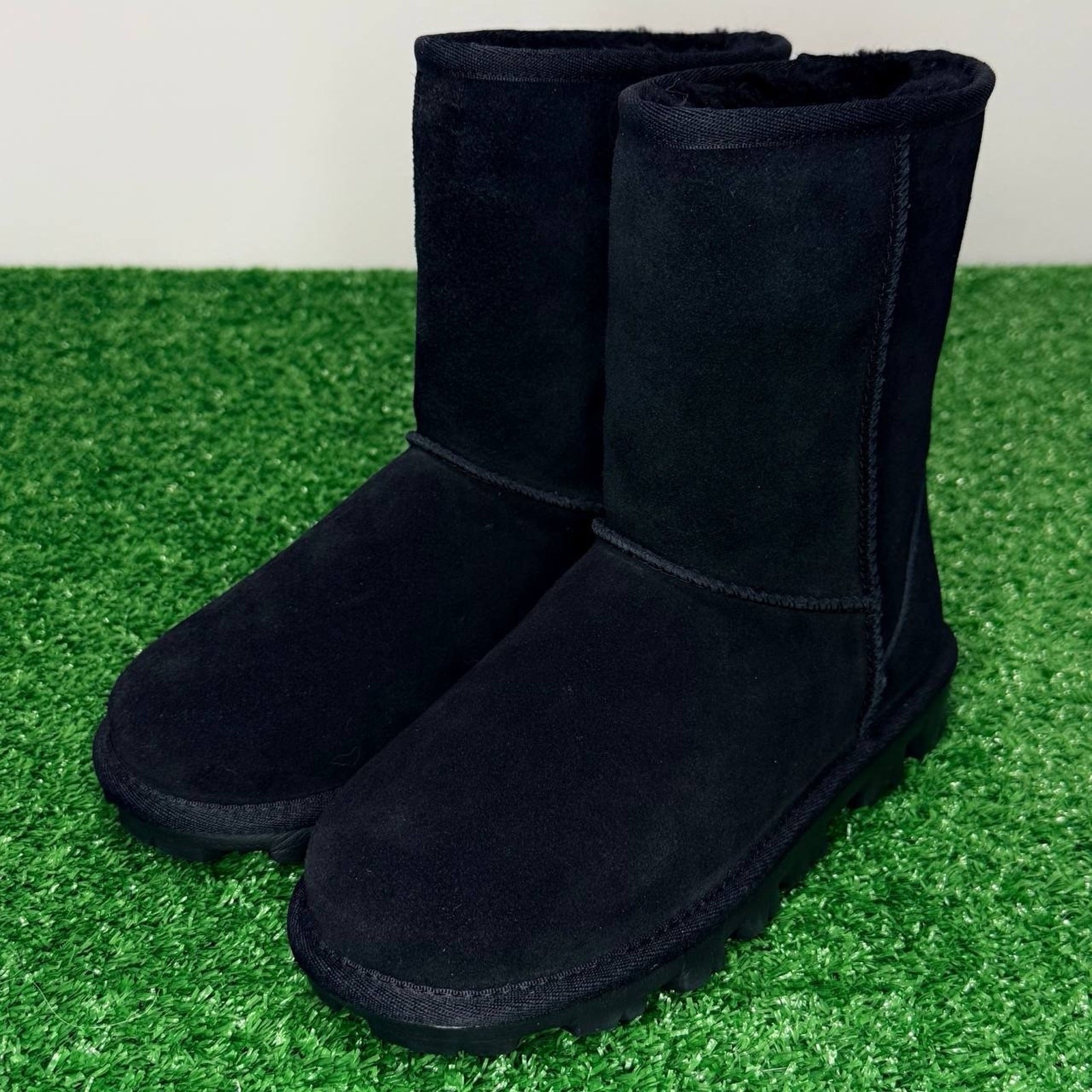 UGG Essential Short Black Boots Women’s Size 5 Classic Winter Comfort Slip-On
