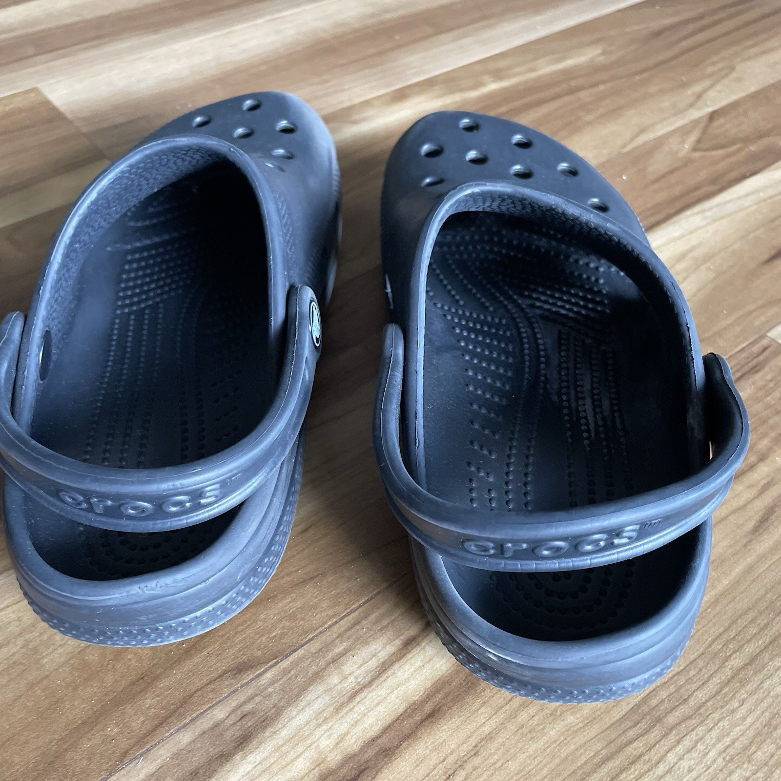 Crocks Navy — Men’s 5, Women’s 7