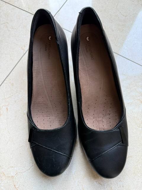 women comfortable Clarks leather black shoes size 7.5 M fall spring winter new