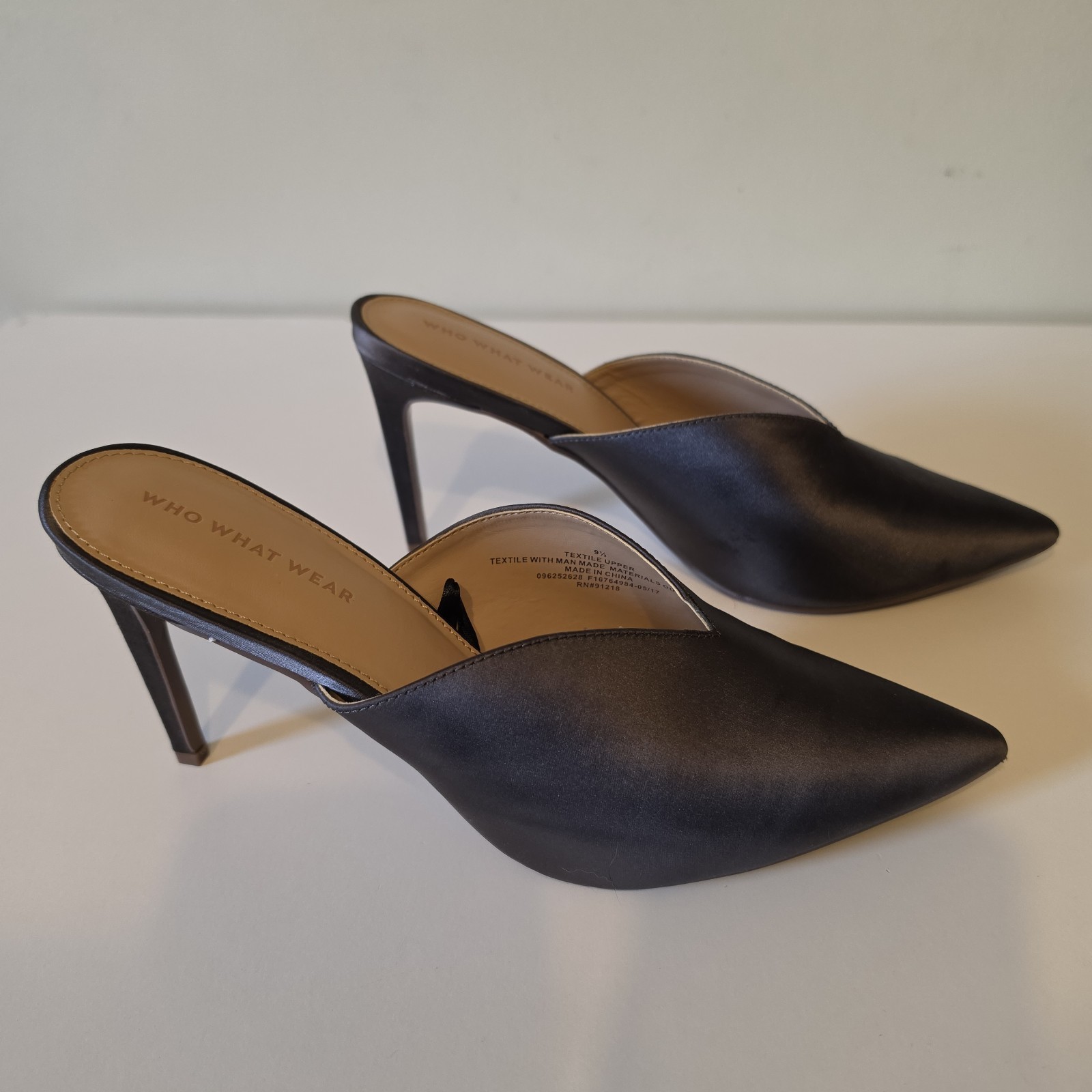 WHO WHAT WEAR Women’s Black Textile Mule Pointed Toe Slip On Heel US 9.5