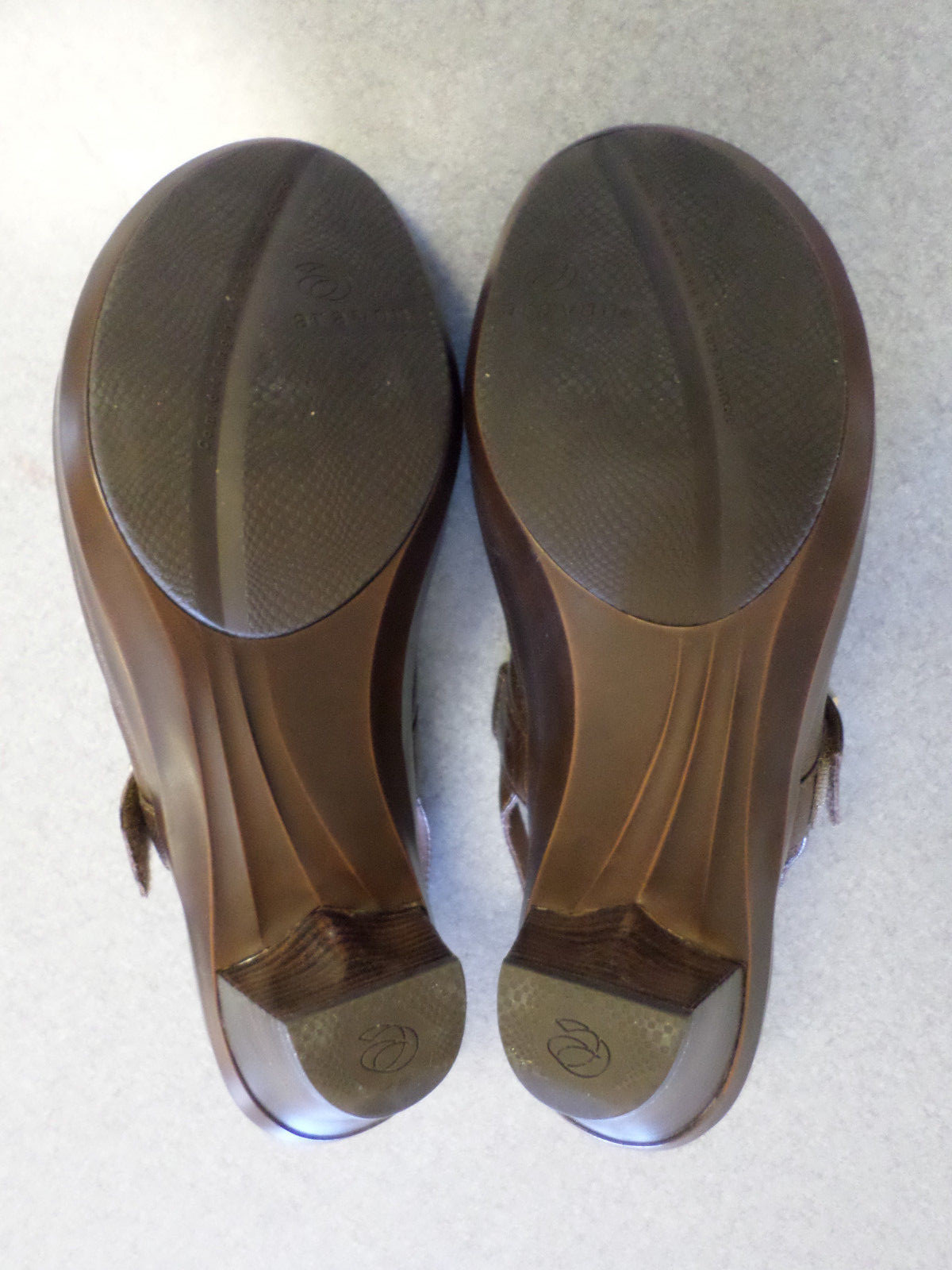 Aravon by New Balance Brown Leather Sandals with 2.75 in. heel. Women’s 9 B