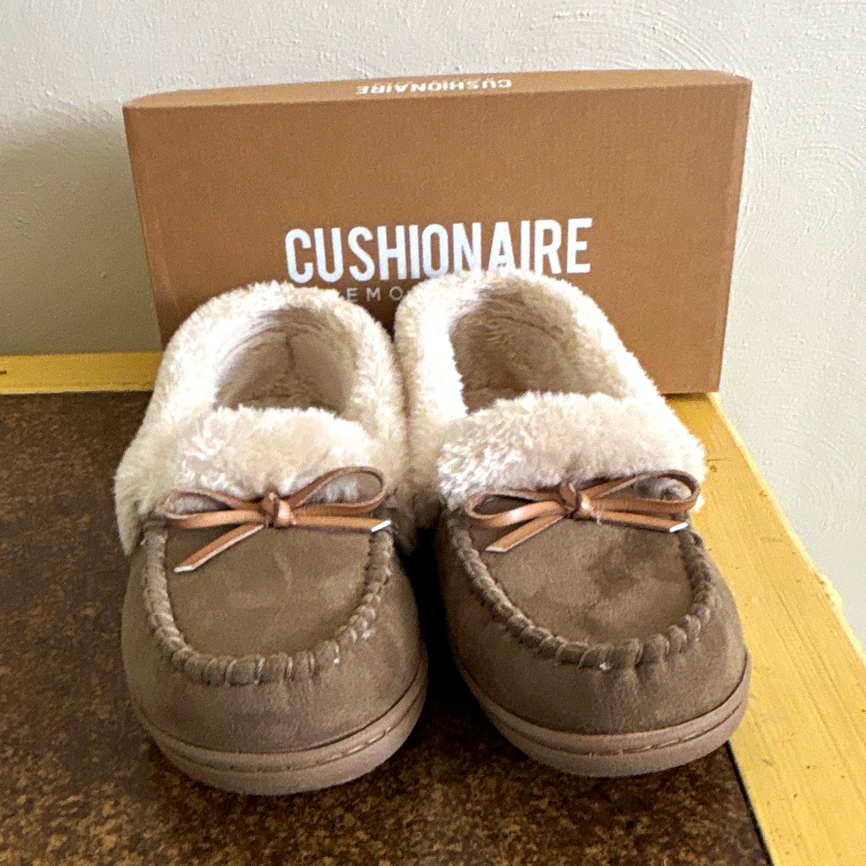 CUSHIONAIRE Memory Foam Moccasin Slippers Faux Fur Lined Brown/White 8