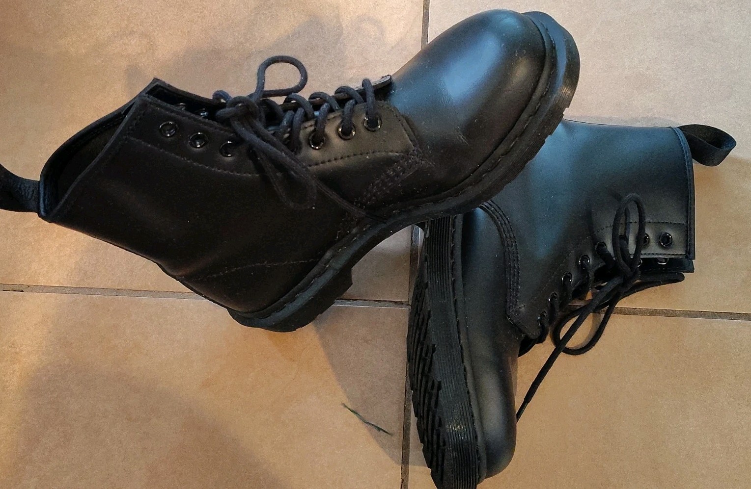 Dr. Martens 1460 Mono Women’s Size 9 Black Smooth Leather Boots Mens Size 8 EUC
