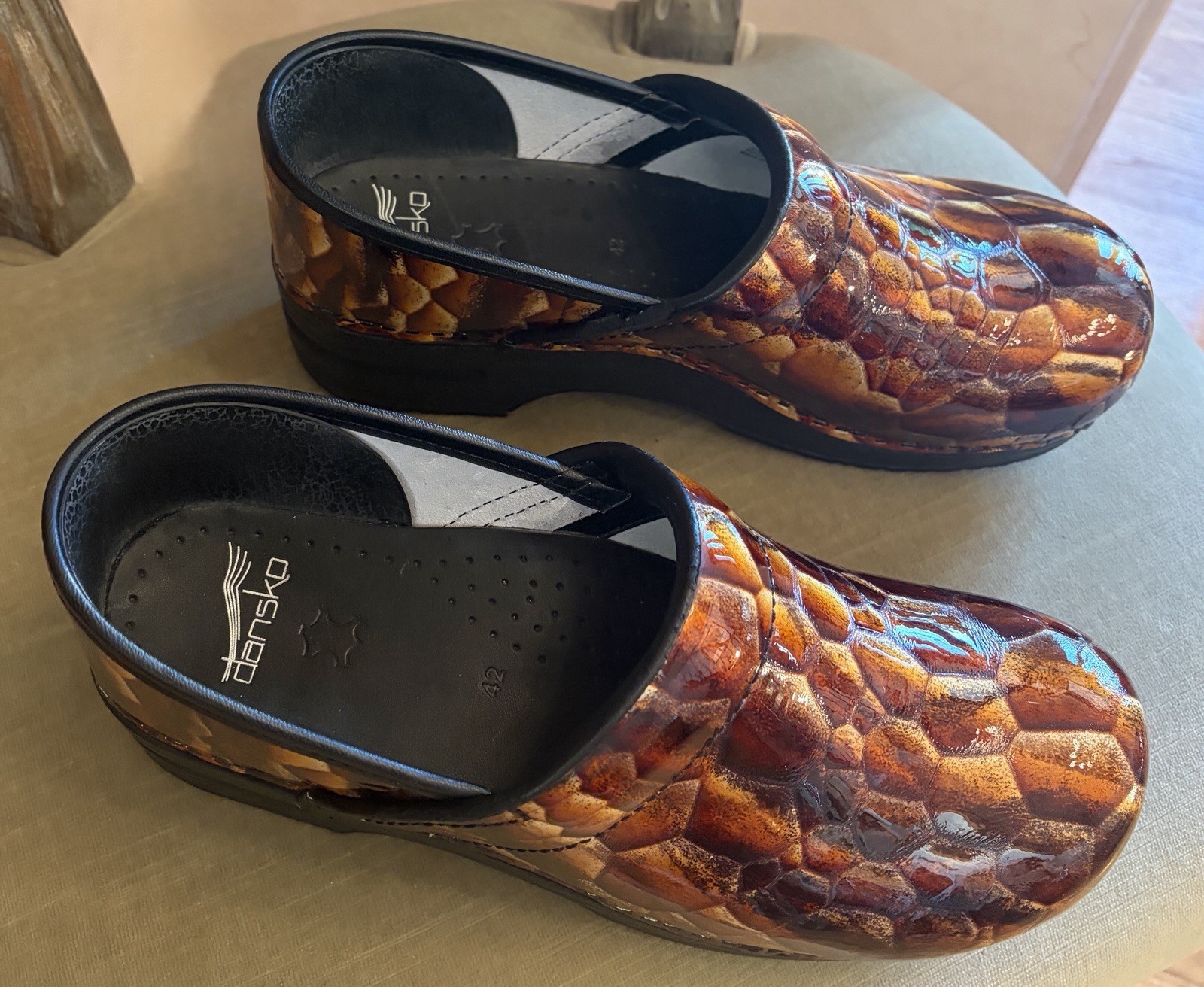 Dansko $160 NEW PROFESSIONAL CLOGS PATENT LEATHER TIGERS EYE 11.5/12 Flaw