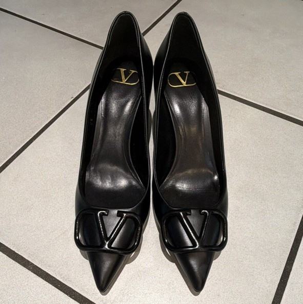 Valentino Garavani Black Leather VLogo Signature Pointed Toe Pumps – Size 38 7.5