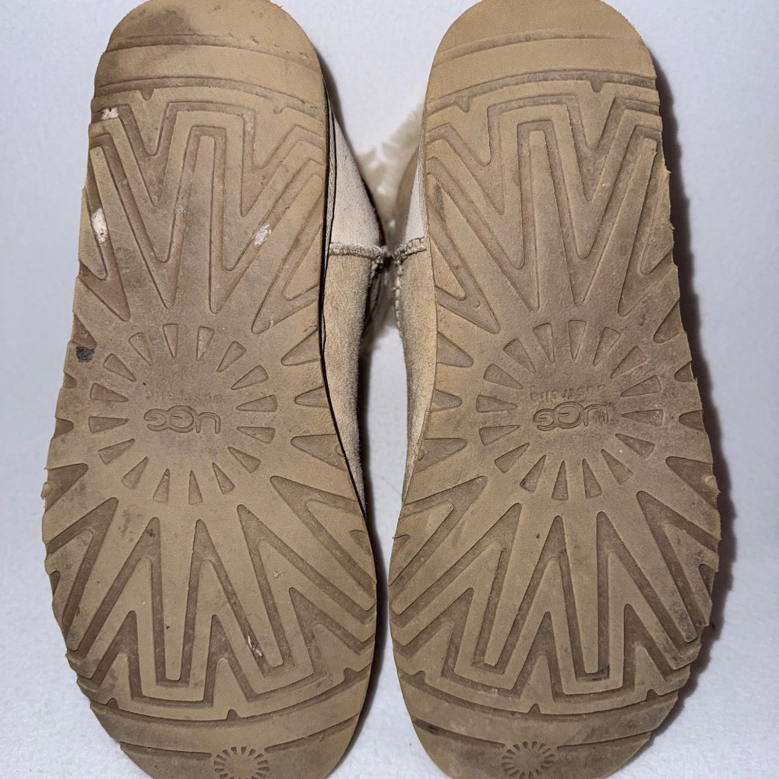 UGG Mini Bailey Button Boots 3352 Women’s 9 Sheepskin Suede Tan Beige