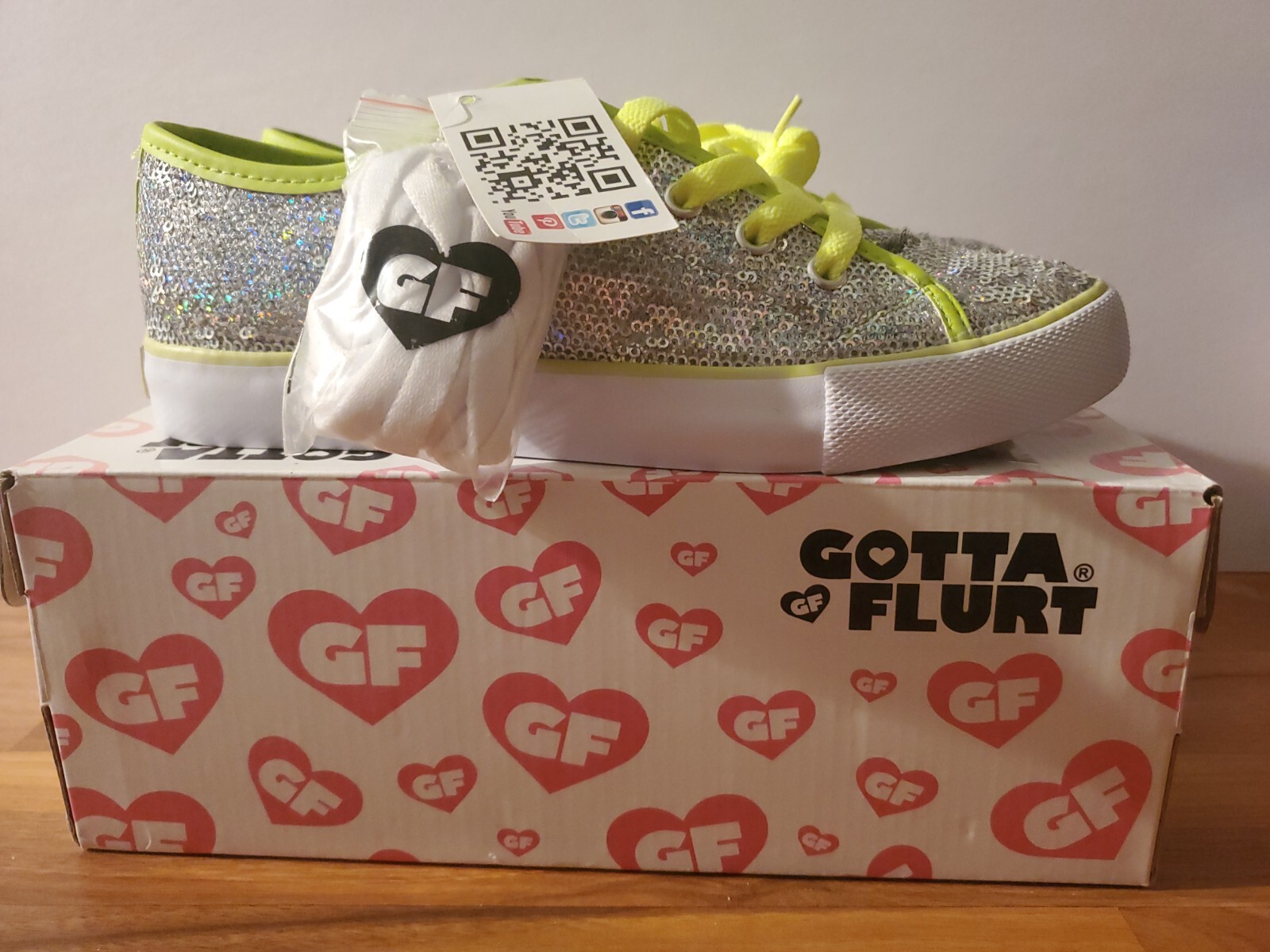 Gotta Flurt Women’s Shoes Silver Sequin Lime Green 7 M Brand New