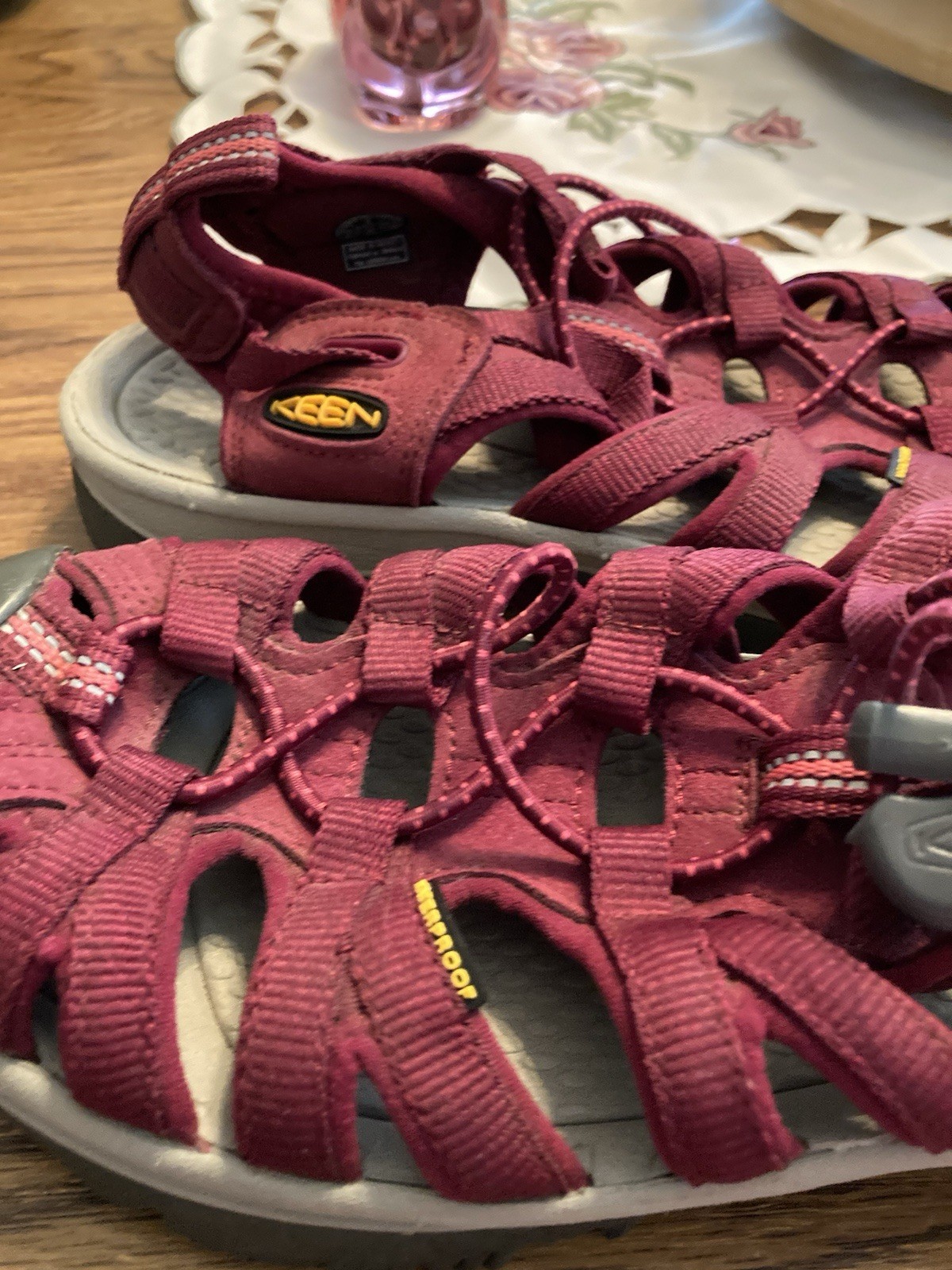 NWOB Keen Womens Whisper Beet Red Walking Sandal Size 7 Waterproof