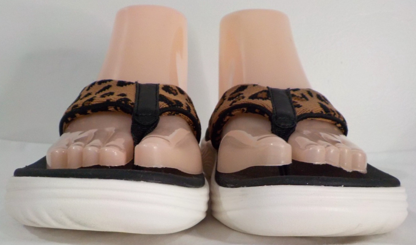 CLARKS Cloudsteppers LOLA Point Animal Print Foam Sole Thong Sandal Womens Sz 6