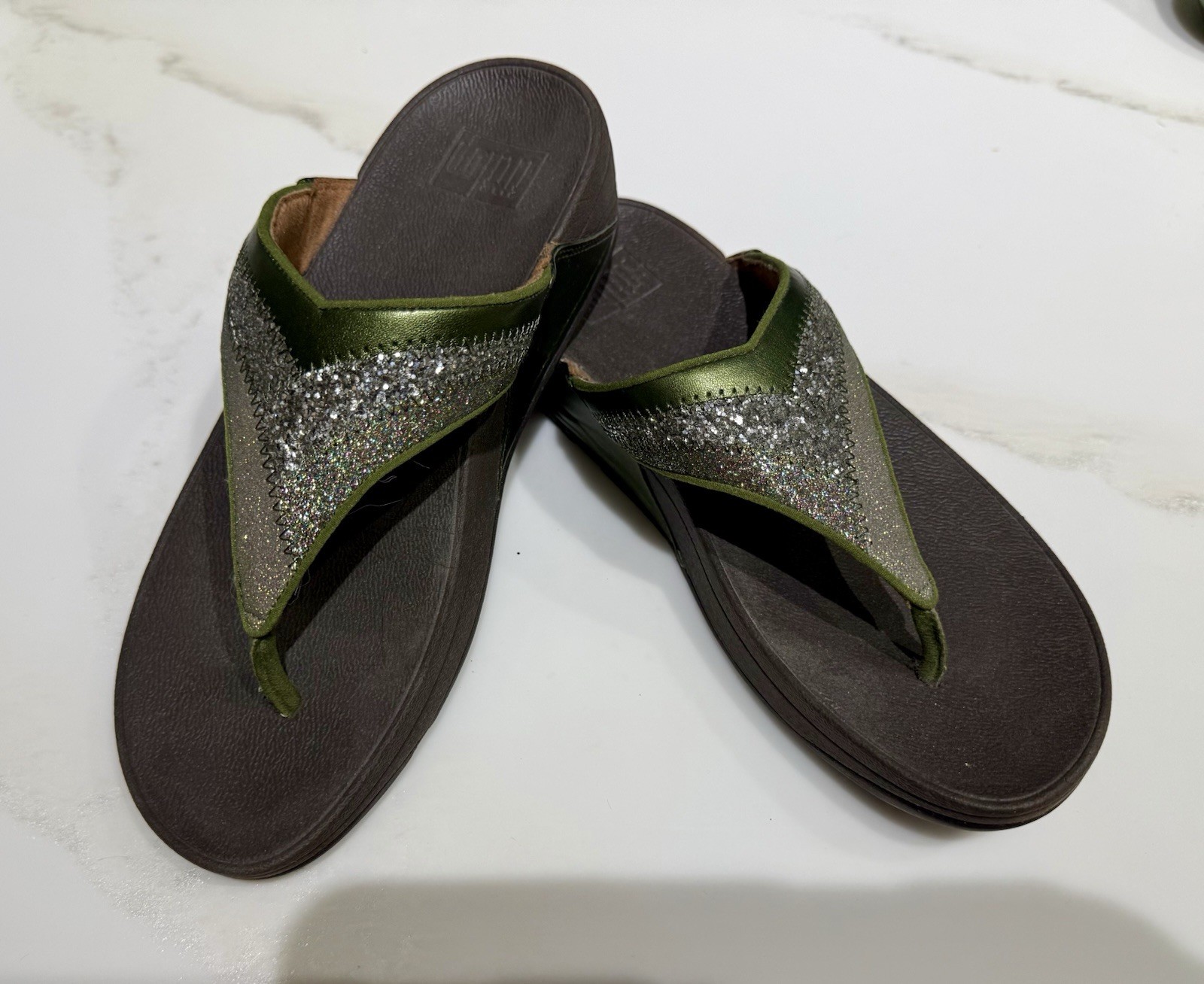 FitFlop Womens Lulu Glitter Toe Thong Sandals Metallic Green Silver 8 Comfort