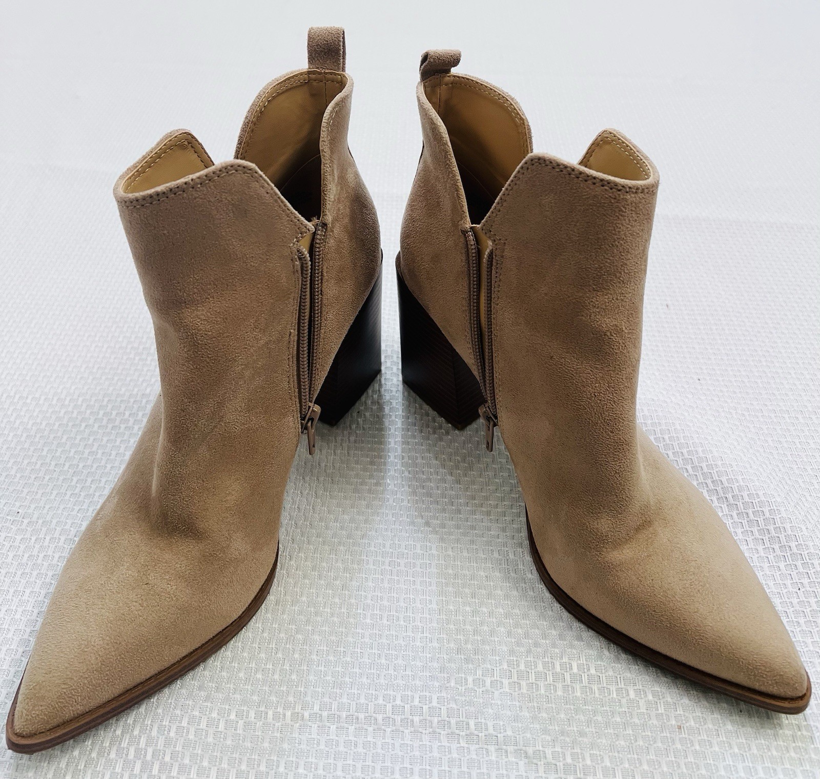 Nine West Women’s Size 7M Beige Faux Suede Pointed Toe Ankle Booties